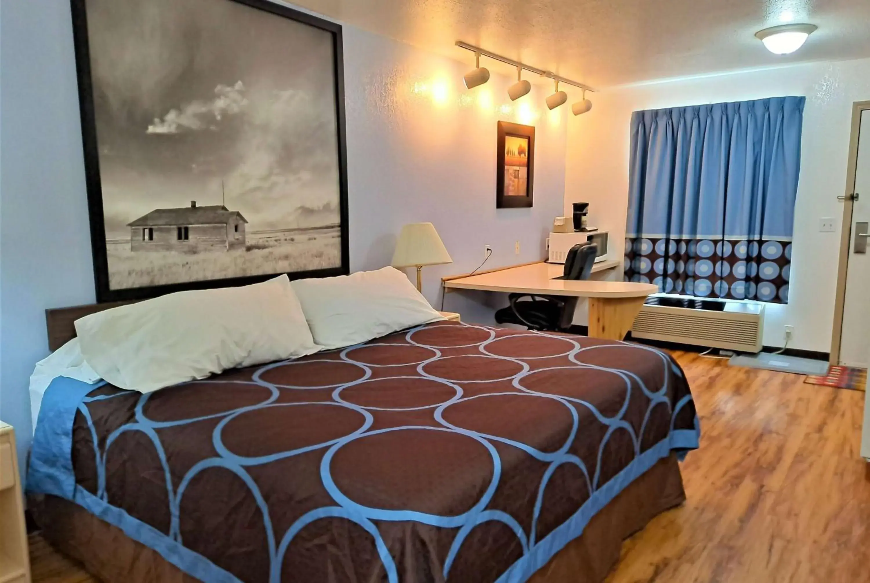 Photo of the whole room, Bed in Super 8 by Wyndham Three Hills AB Photo of the whole room, Bed in Super 8 by Wyndham Three Hills AB