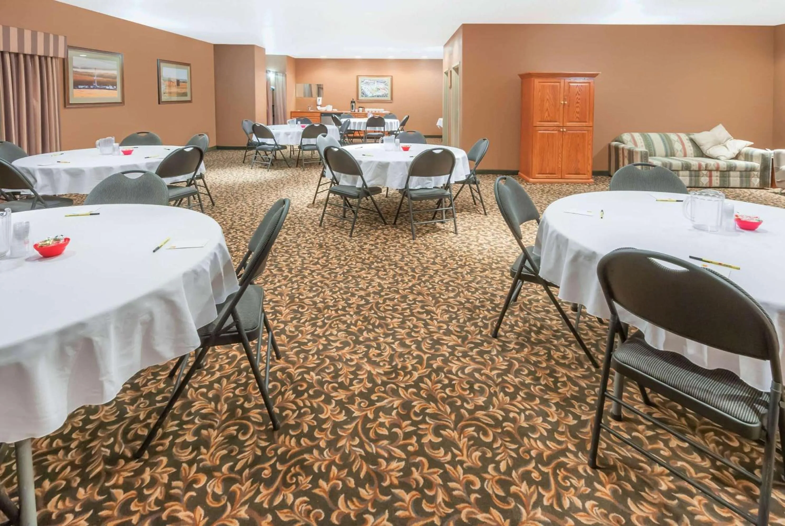 Meeting/conference room in Super 8 by Wyndham Three Hills AB