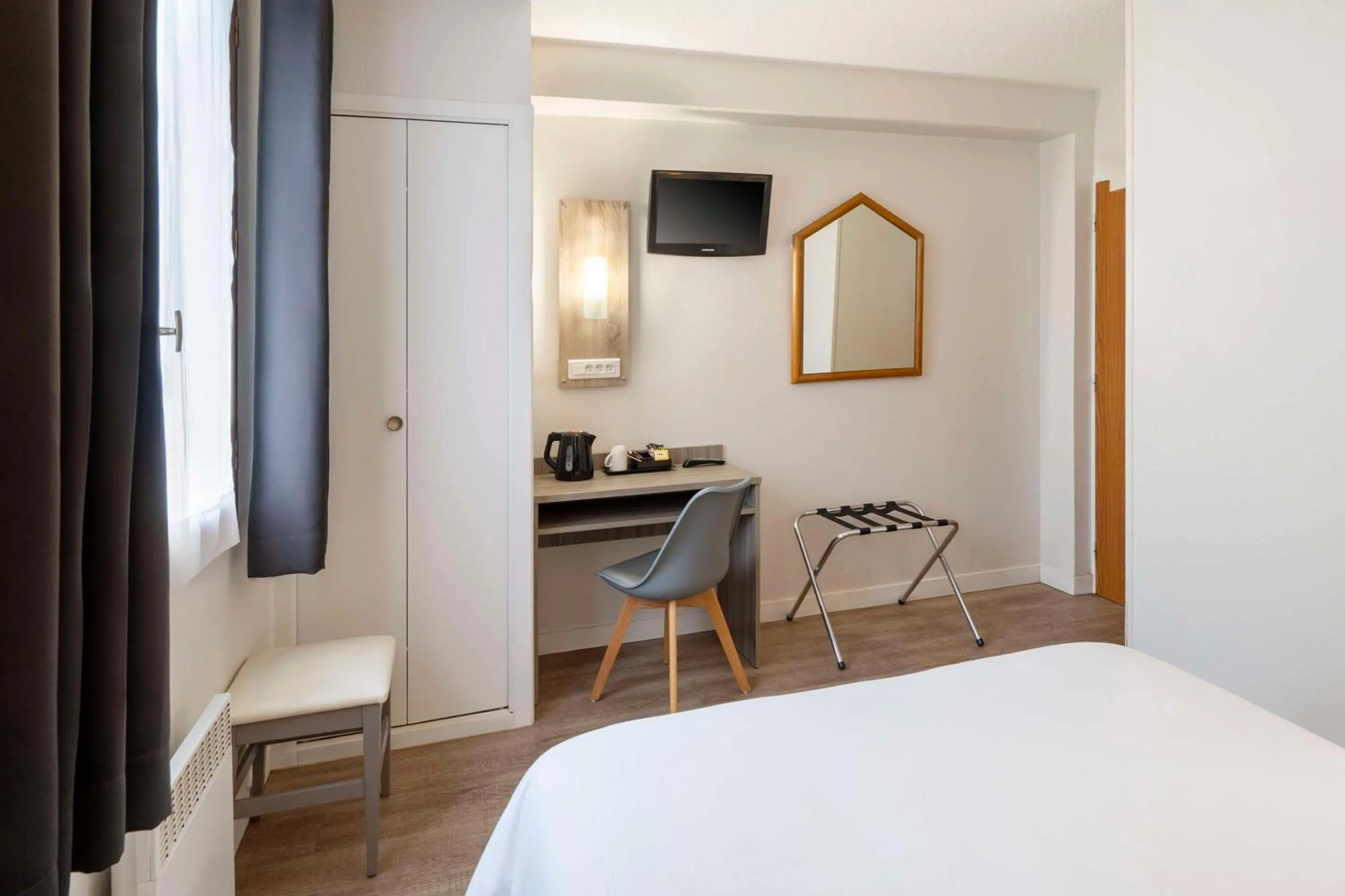 Bedroom, Bed in Sure Hotel by Best Western Saintes