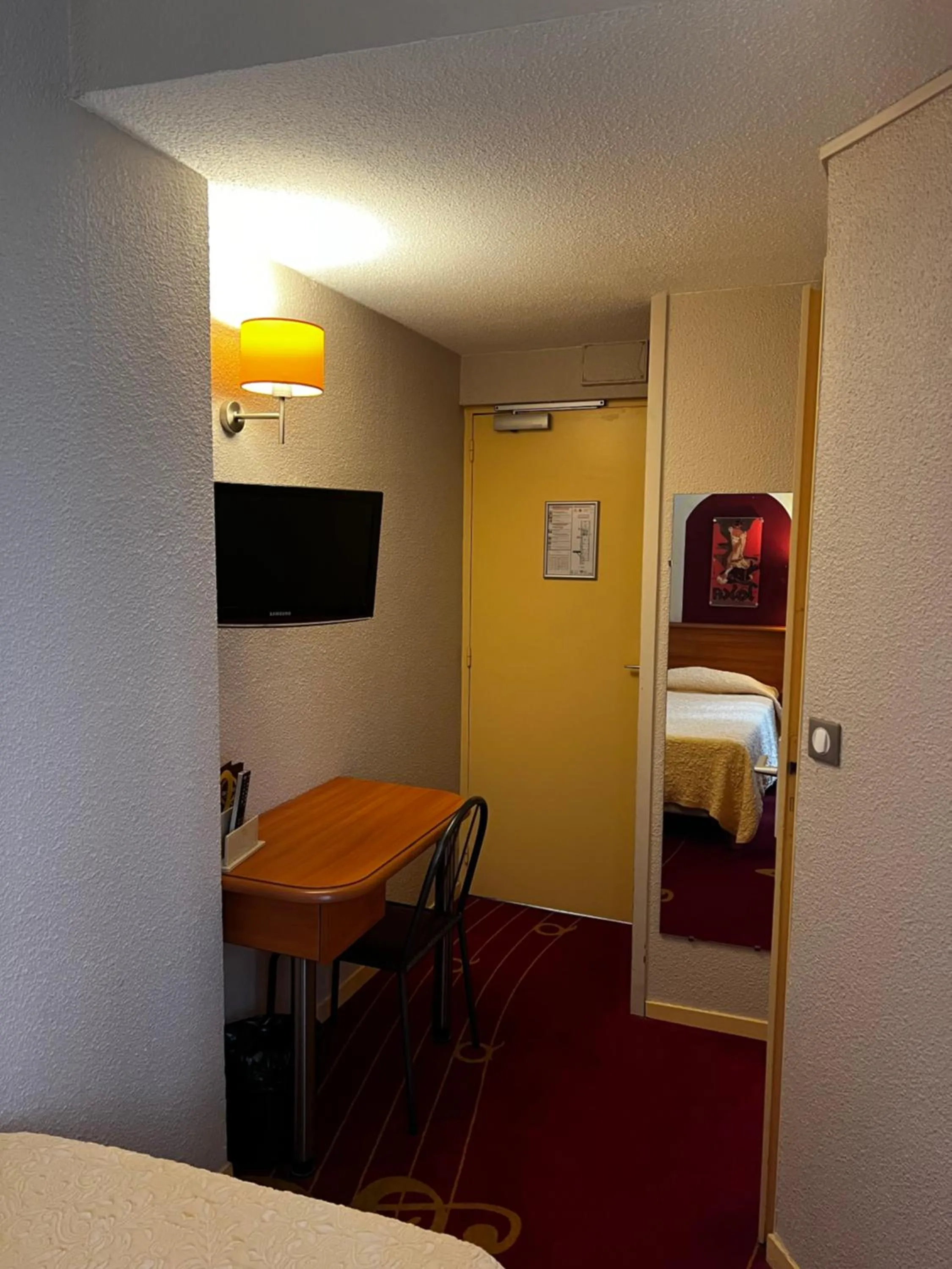 Bed in Hotel de L'Opéra