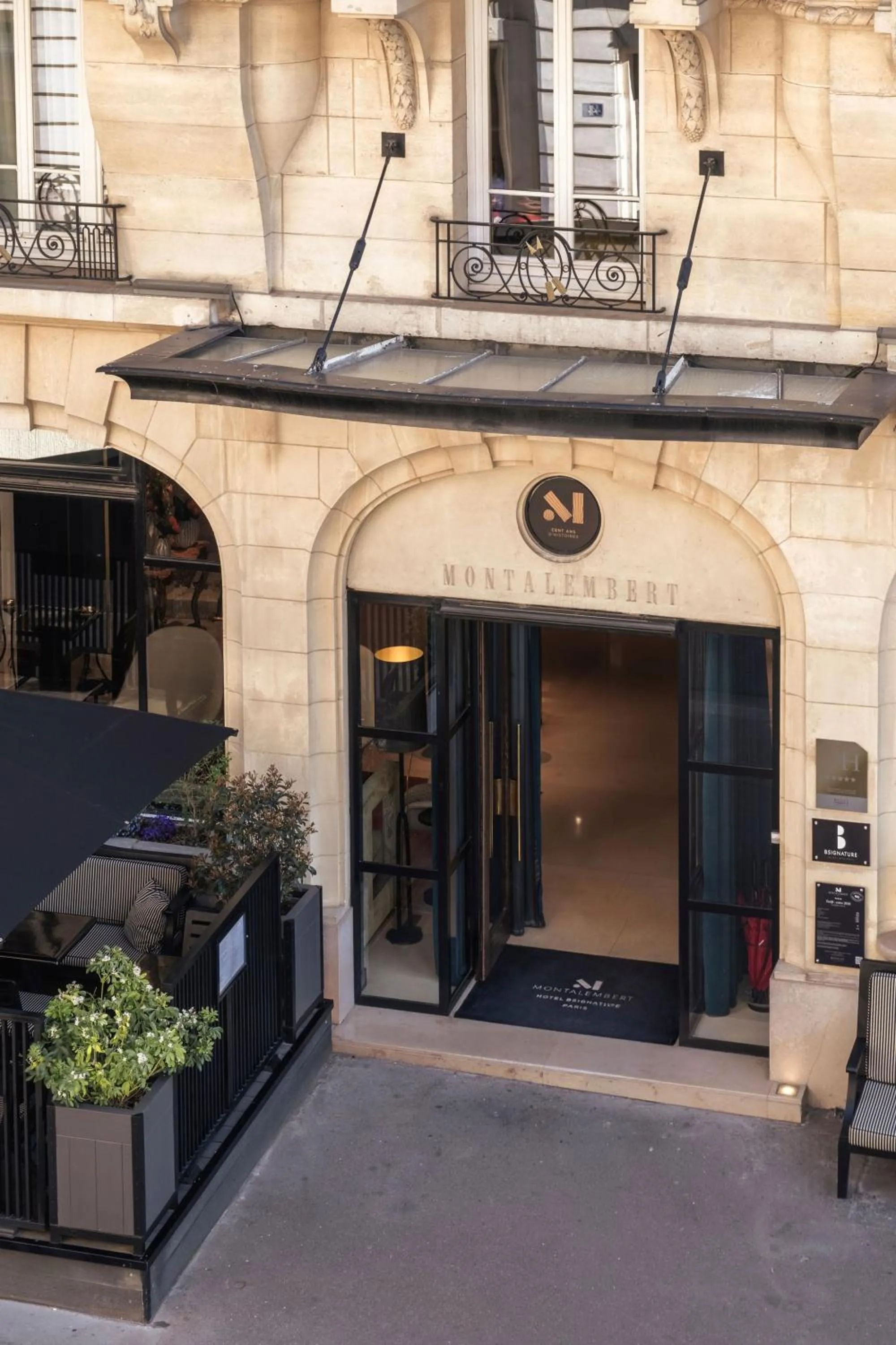 Facade/entrance in Hotel Montalembert
