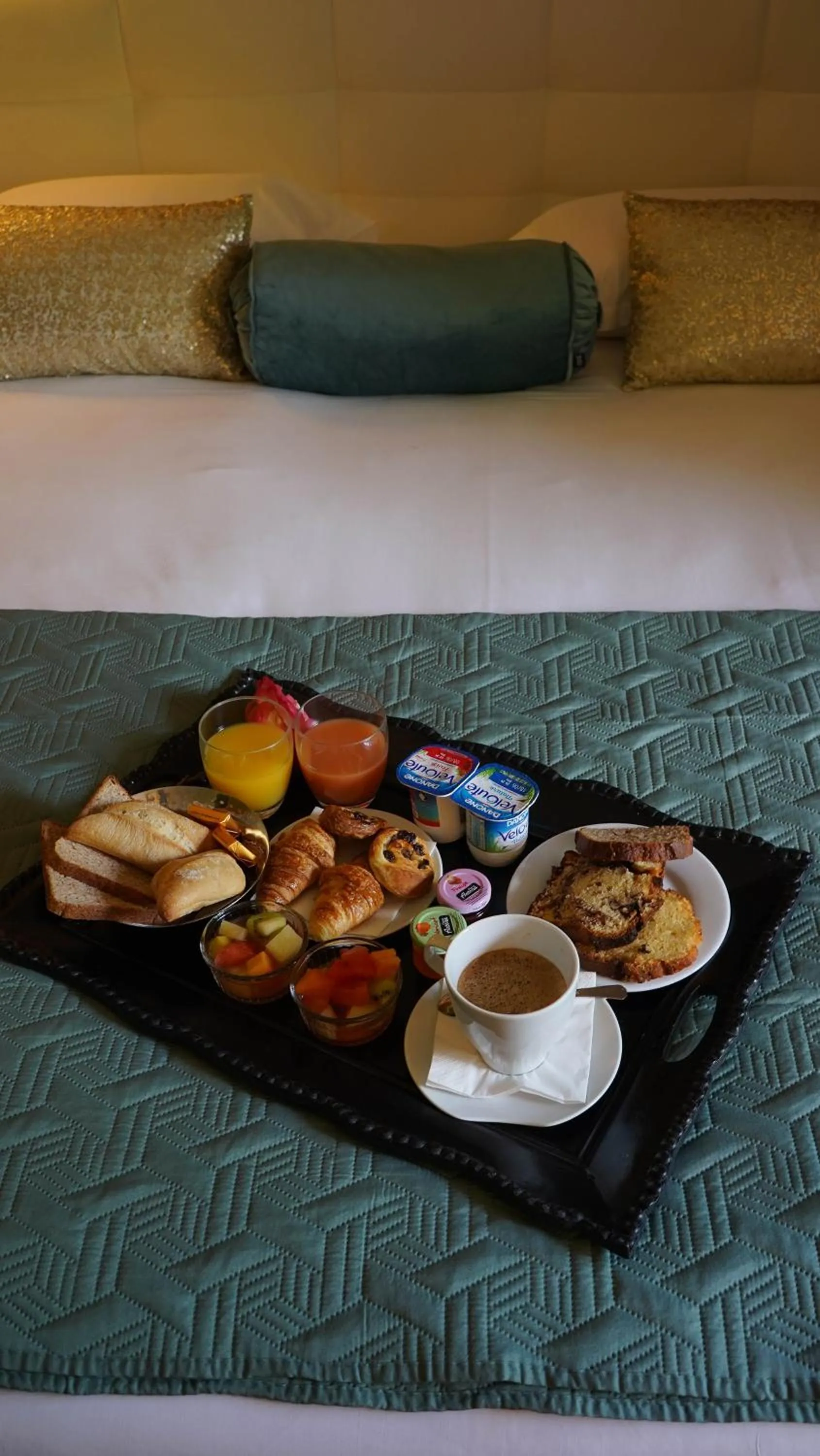 Breakfast in Hôtel Les Jardins