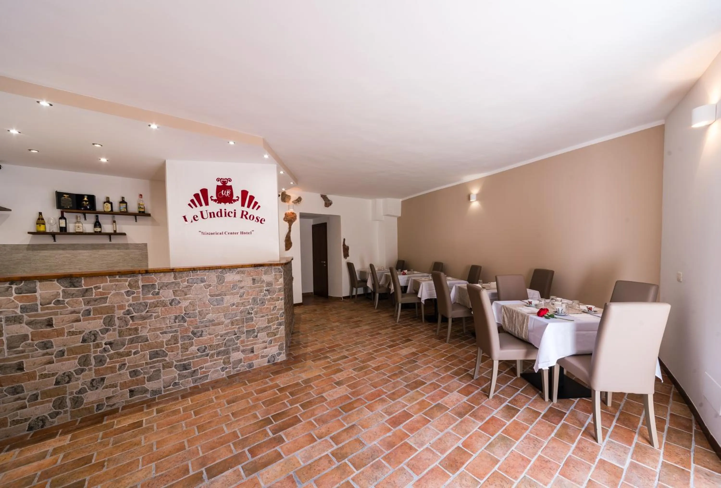 Restaurant/places to eat in Le Undici Rose Hotel