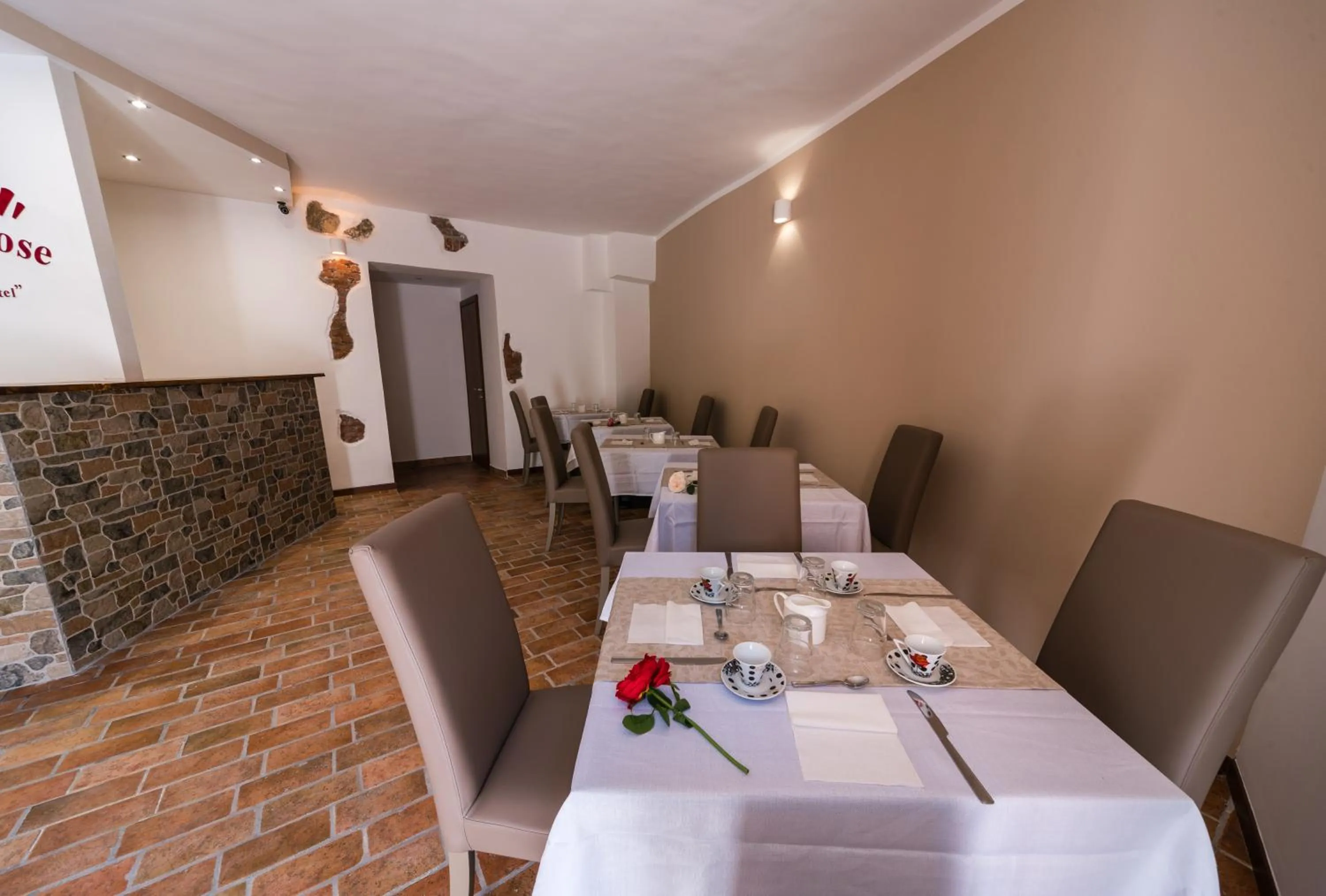Restaurant/places to eat in Le Undici Rose Hotel