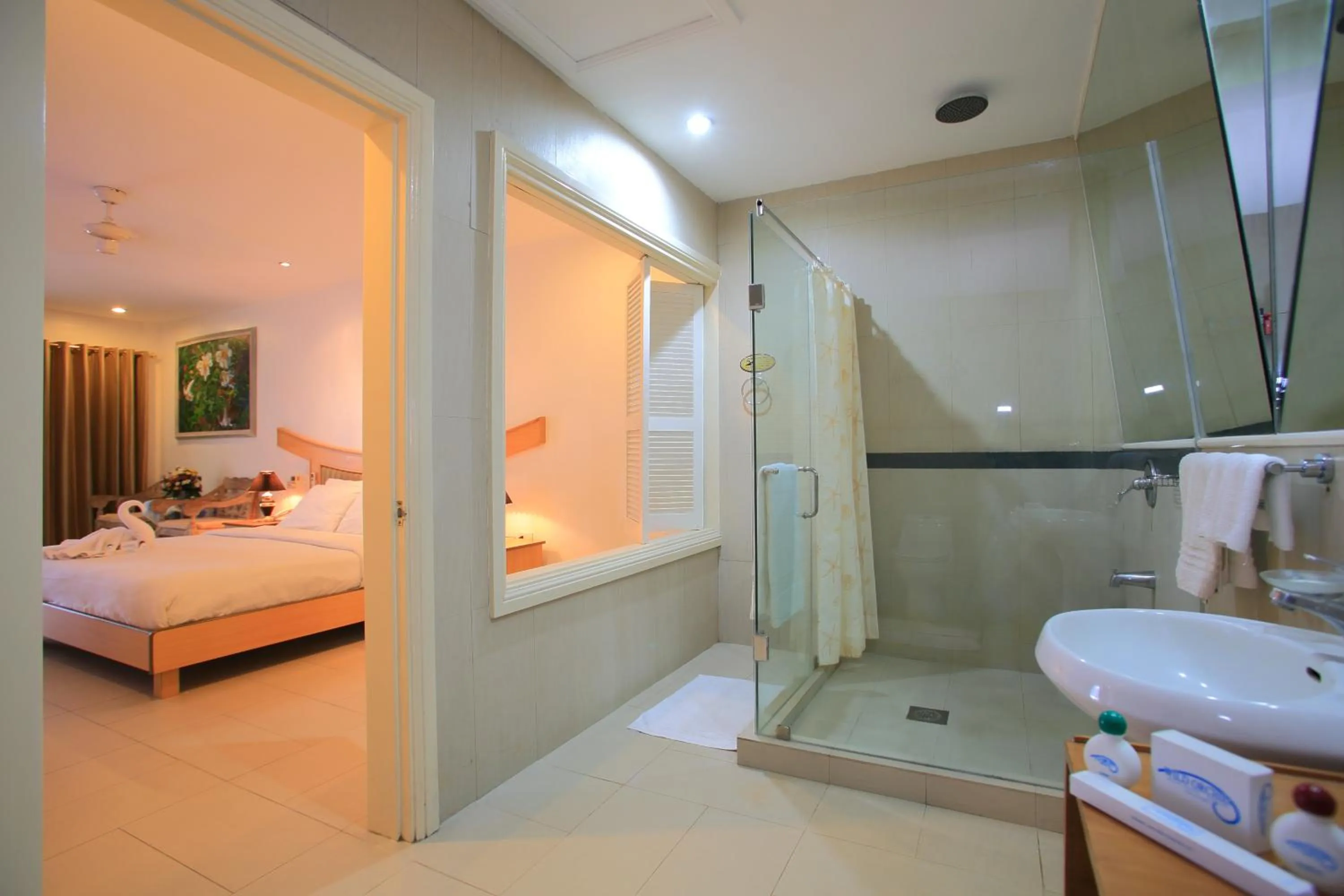 Bedroom, Bed in Wild Orchid Beach Resort