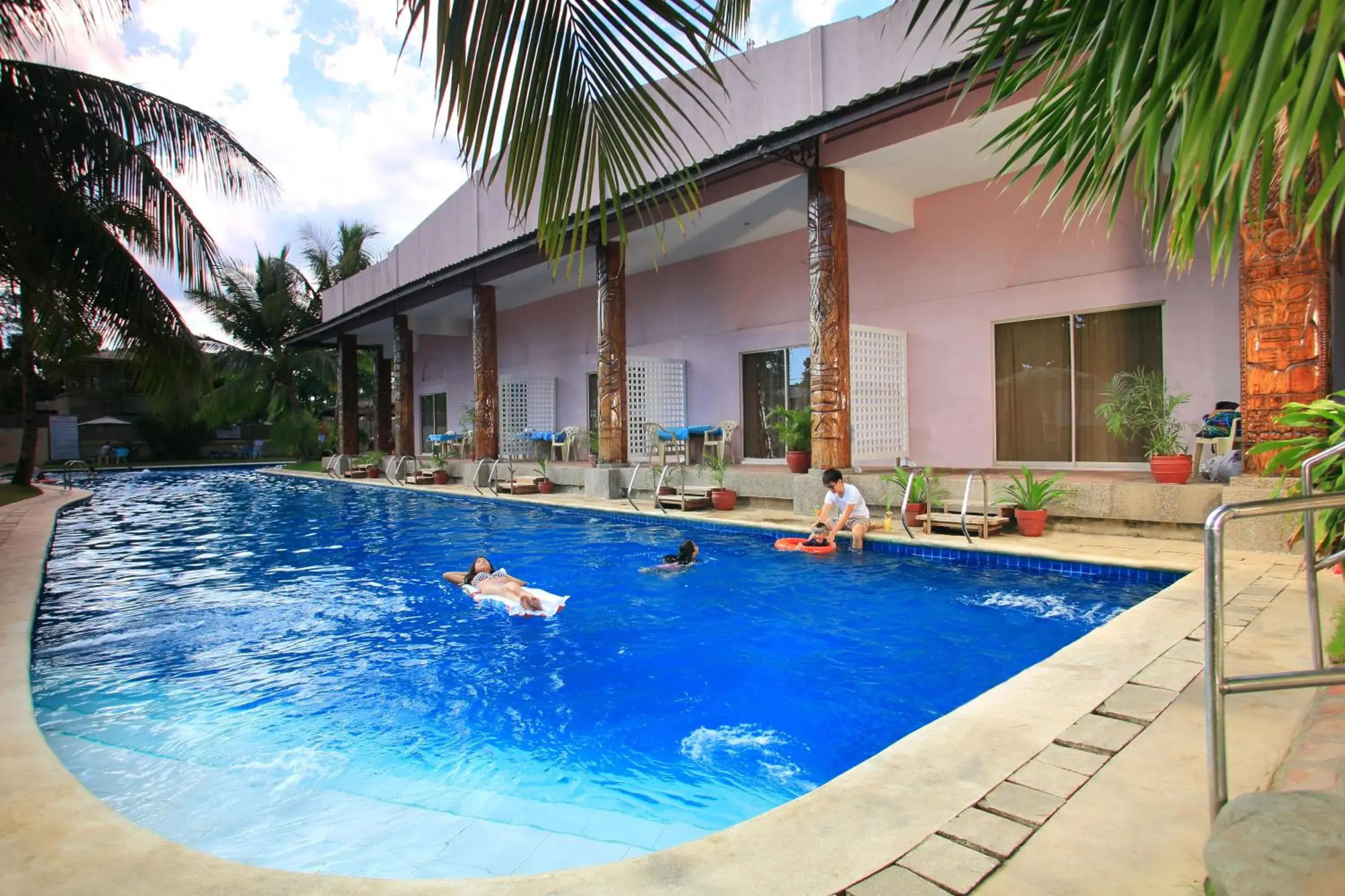 Swimming pool in Wild Orchid Beach Resort Swimming pool in Wild Orchid Beach Resort