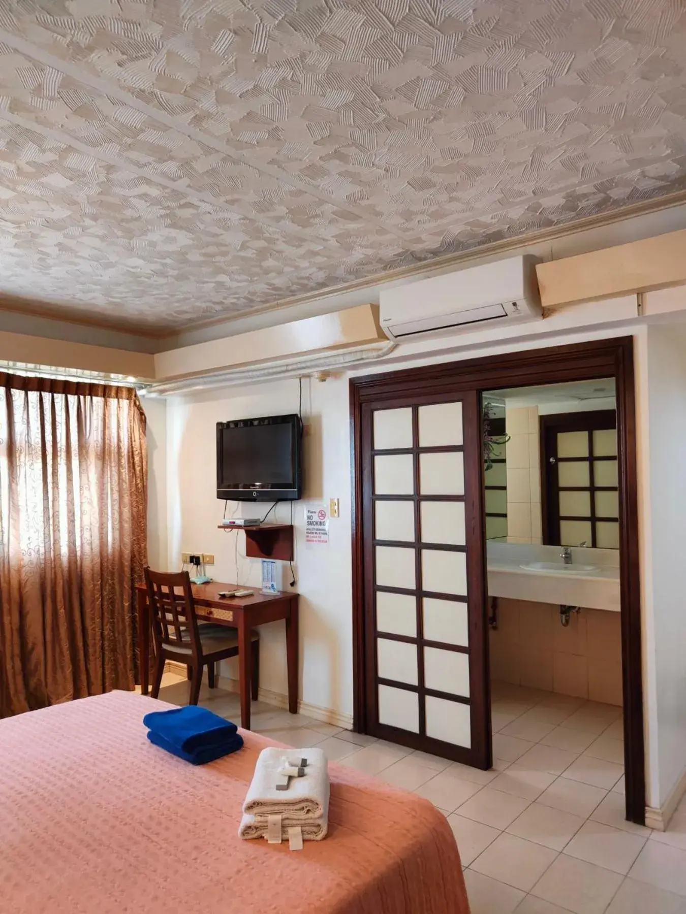 air conditioner, Bed in Wild Orchid Beach Resort air conditioner, Bed in Wild Orchid Beach Resort