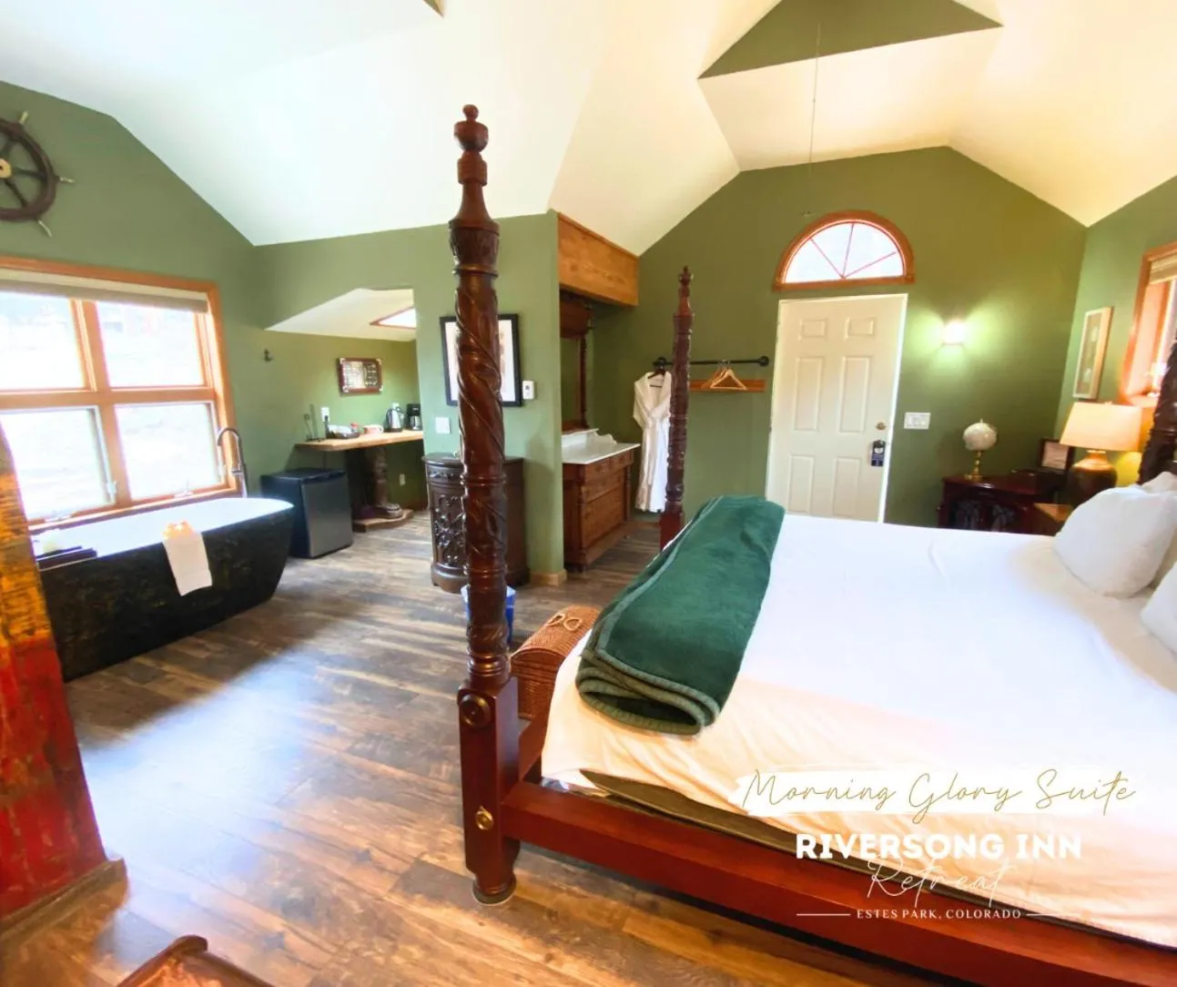 Bed in Riversong Inn Retreat
