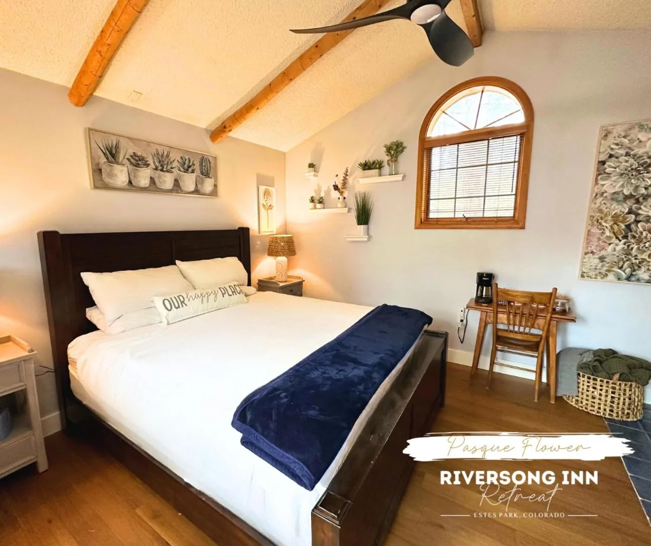 Bed in Riversong Inn Retreat