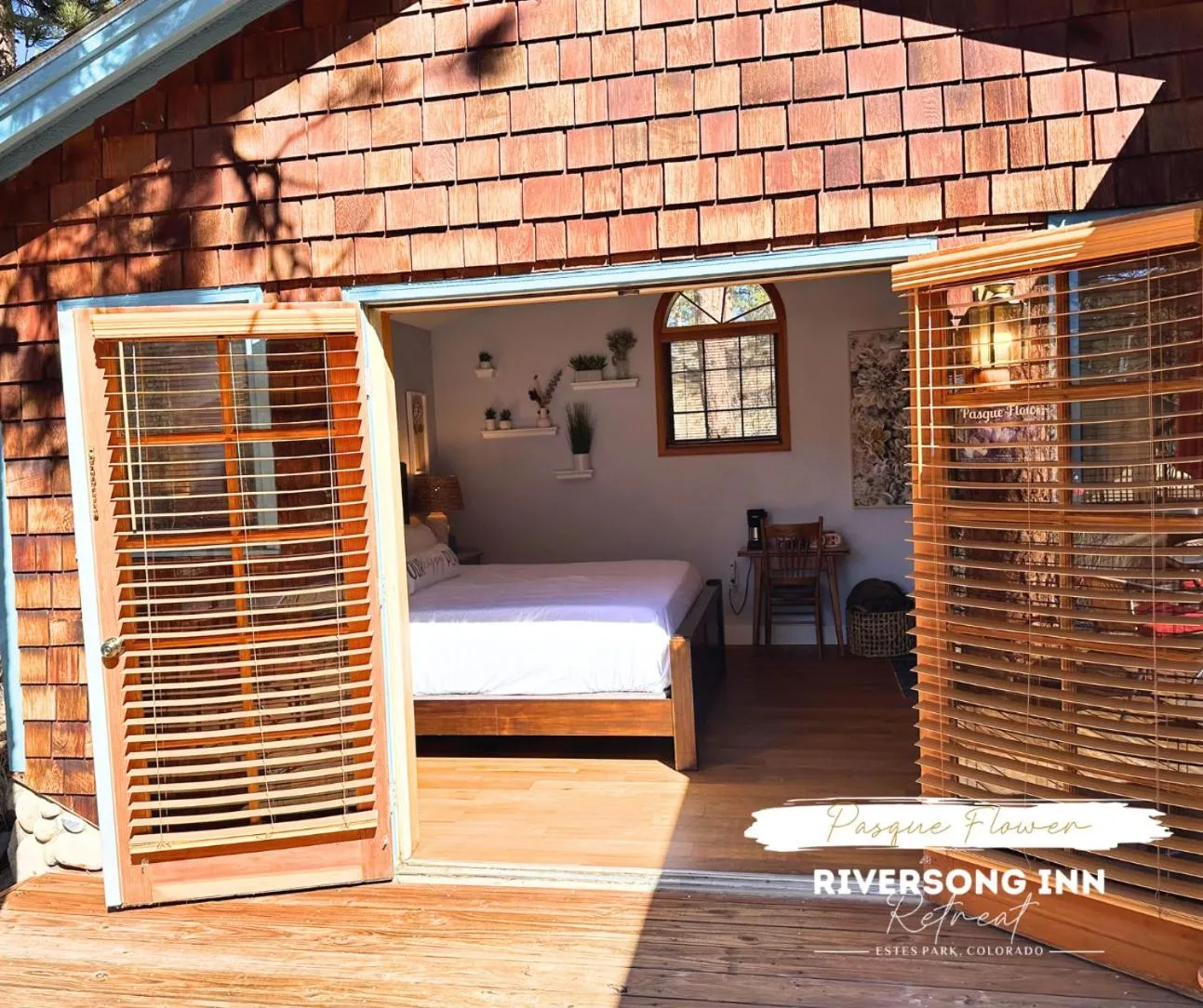 Bed in Riversong Inn Retreat