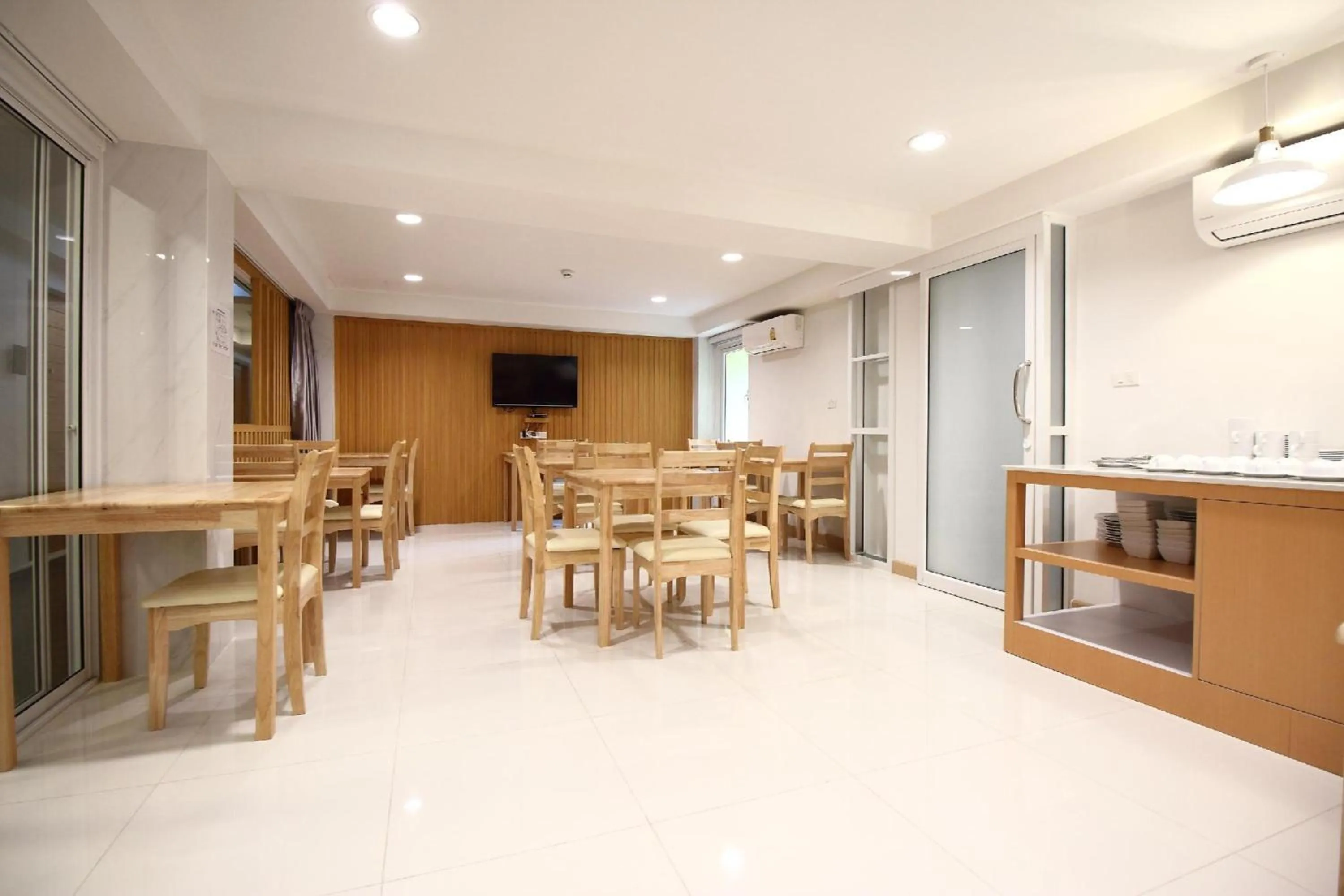 Restaurant/places to eat in Super OYO 483 Pannee Hotel Khaosan