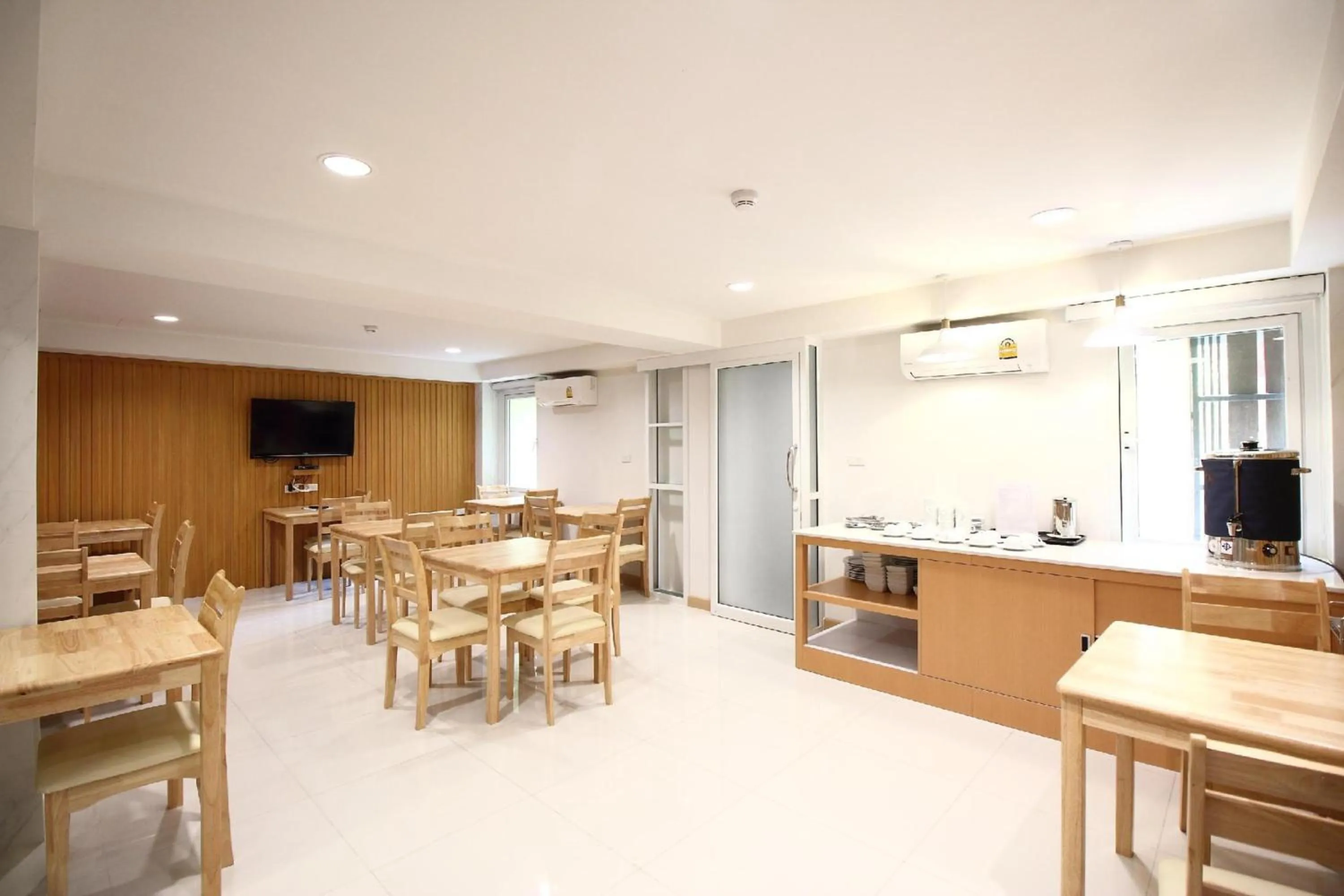 Restaurant/places to eat in Super OYO 483 Pannee Hotel Khaosan