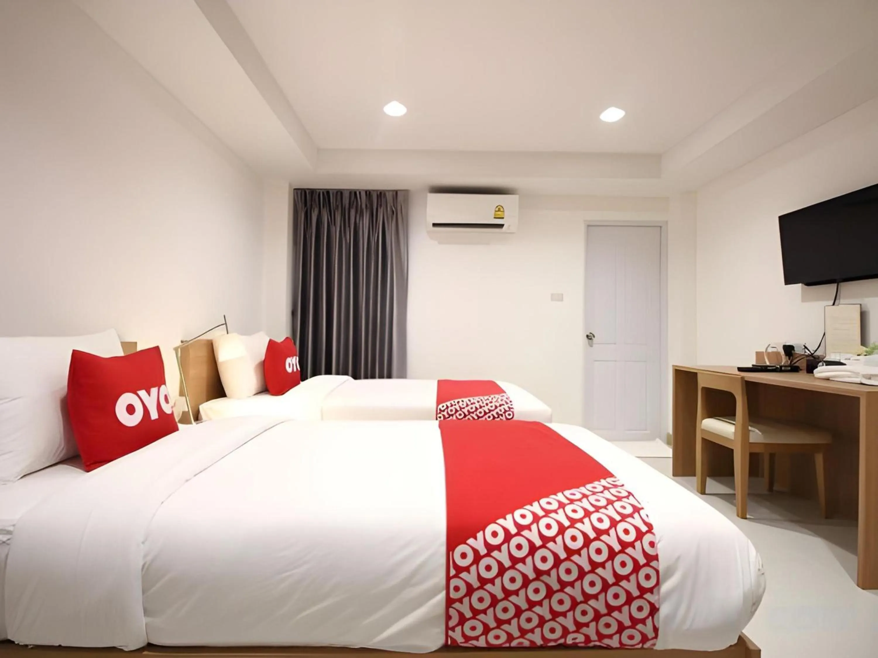 Photo of the whole room, Bed in Super OYO 483 Pannee Hotel Khaosan