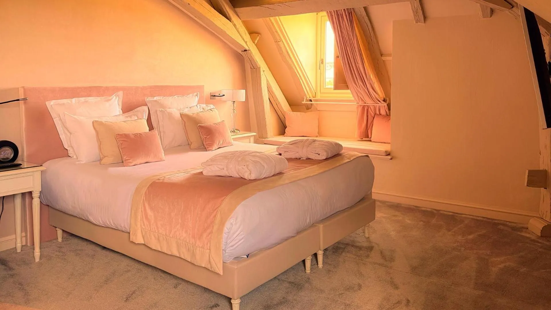 Bedroom, Bed in Abbaye De Villeneuve