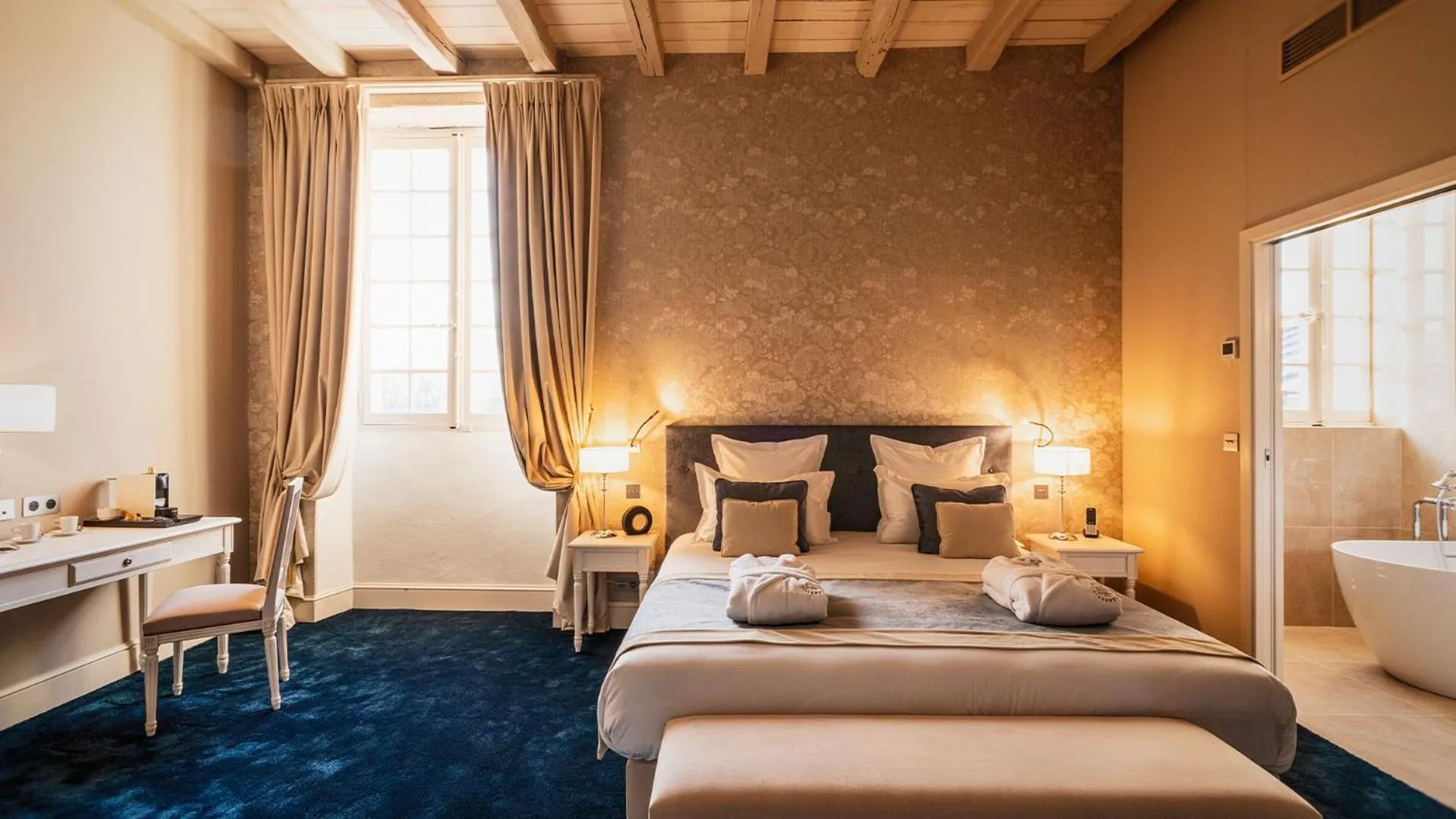 Photo of the whole room, Bed in Abbaye De Villeneuve