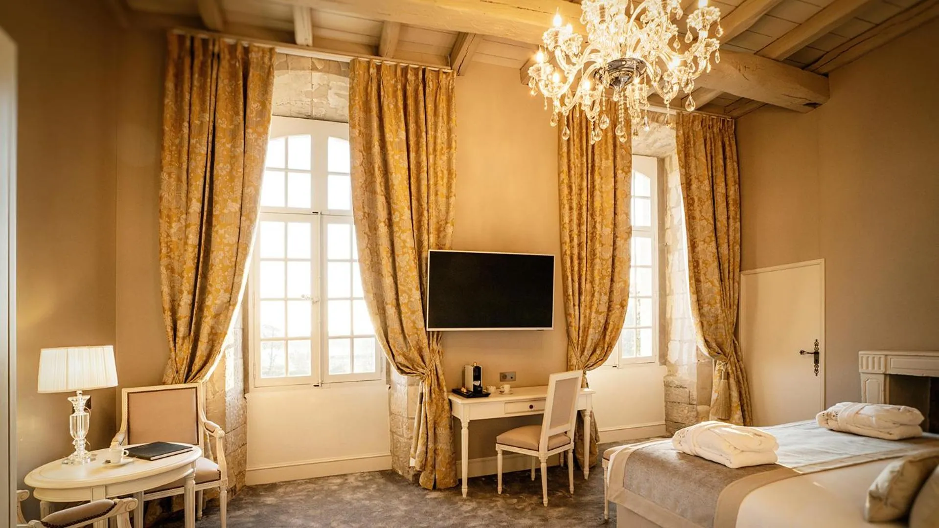 Photo of the whole room, Bed in Abbaye De Villeneuve