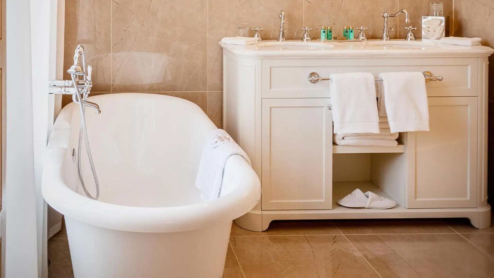 Bath in Abbaye De Villeneuve