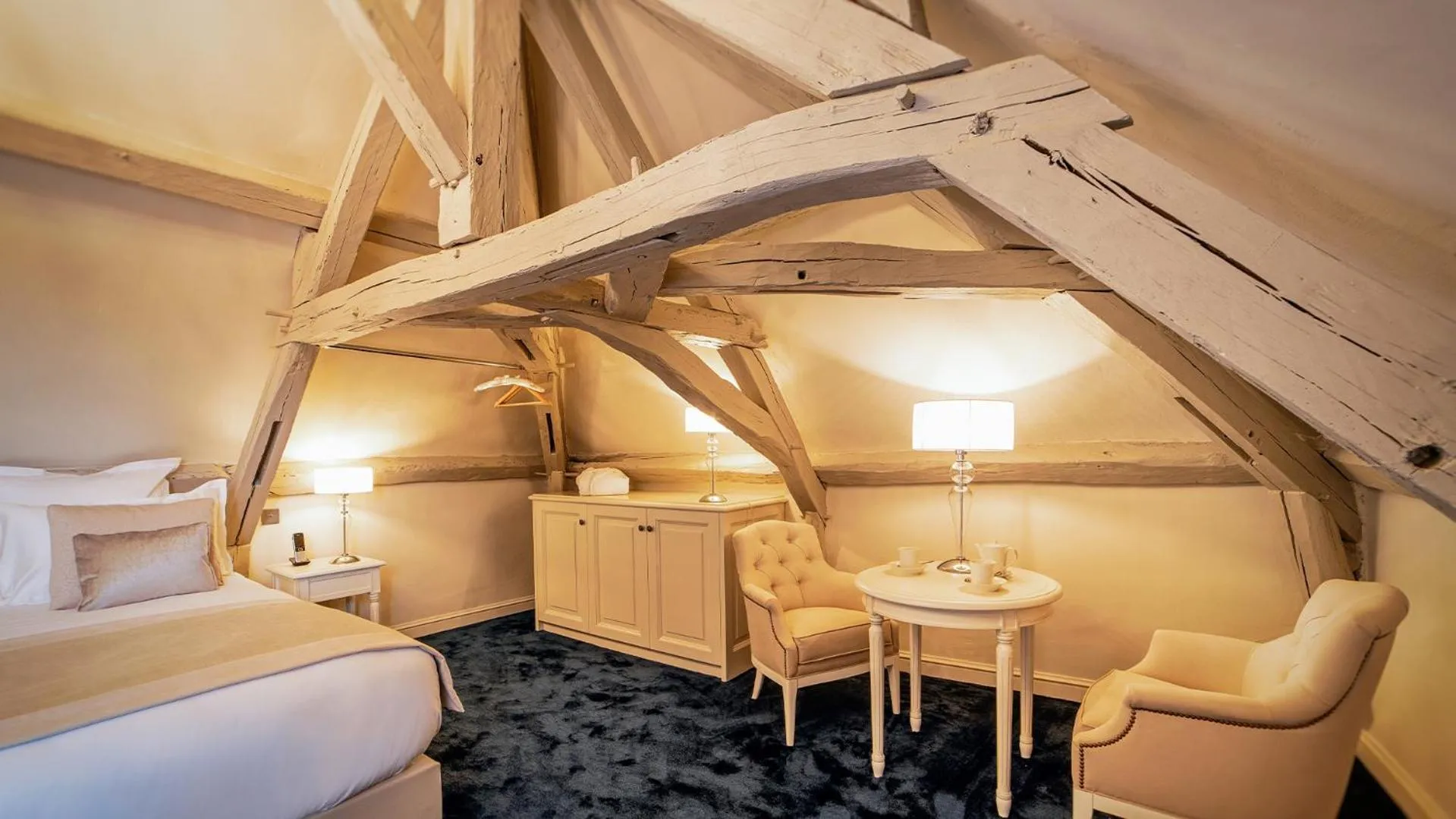 Living room, Bed in Abbaye De Villeneuve