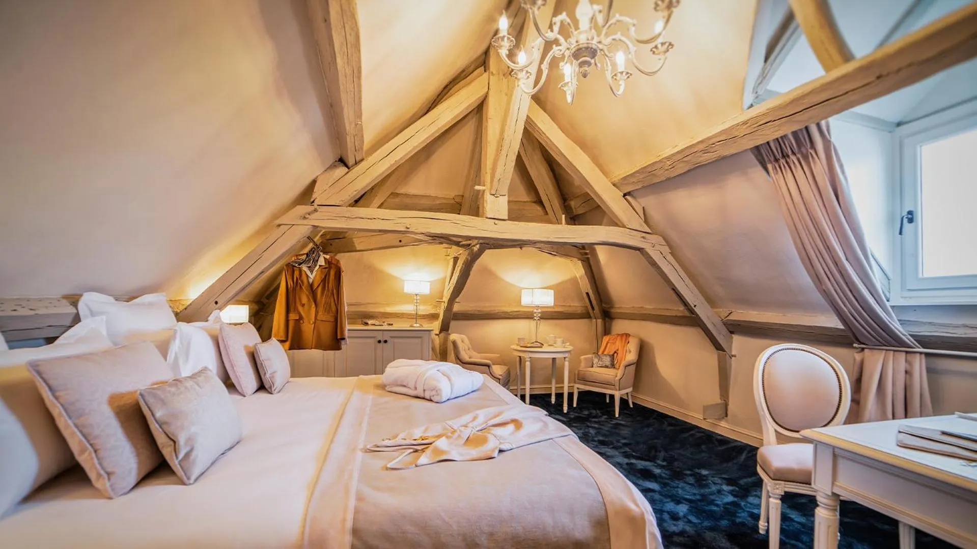 Photo of the whole room, Bed in Abbaye De Villeneuve