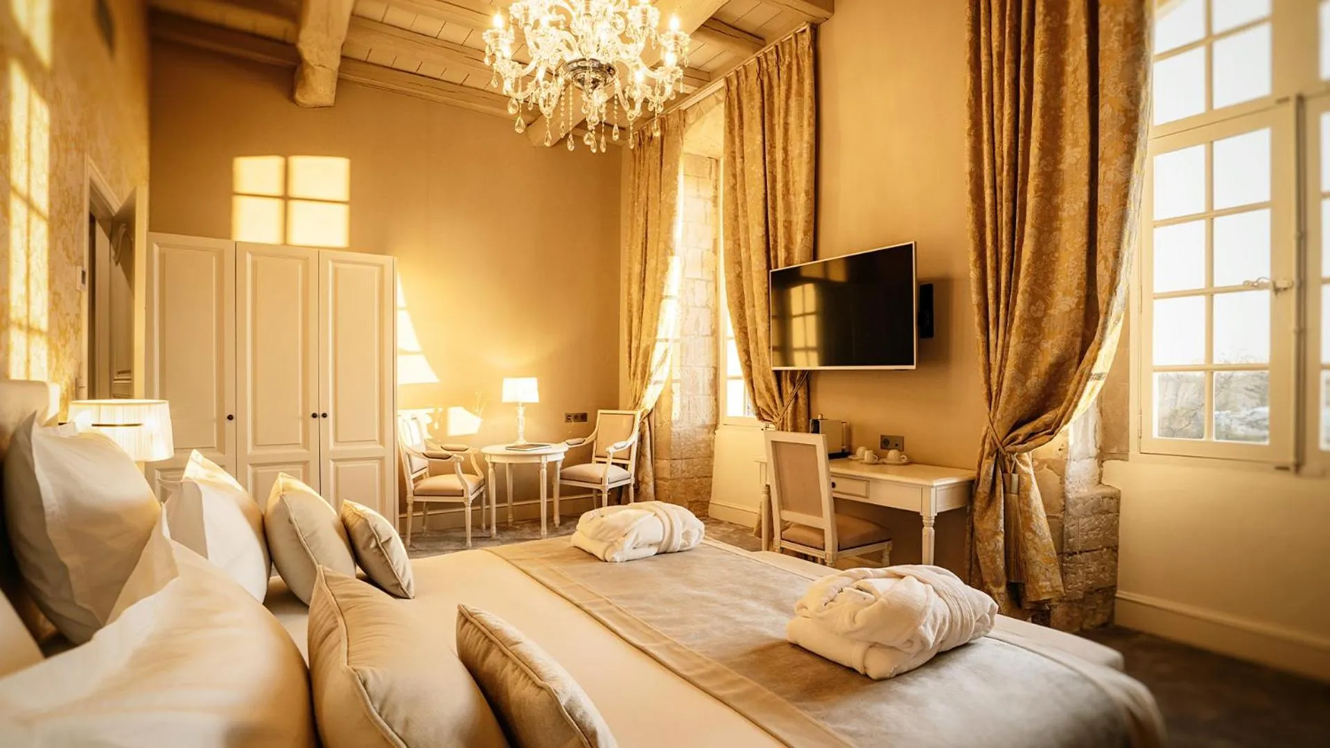 Photo of the whole room, Bed in Abbaye De Villeneuve