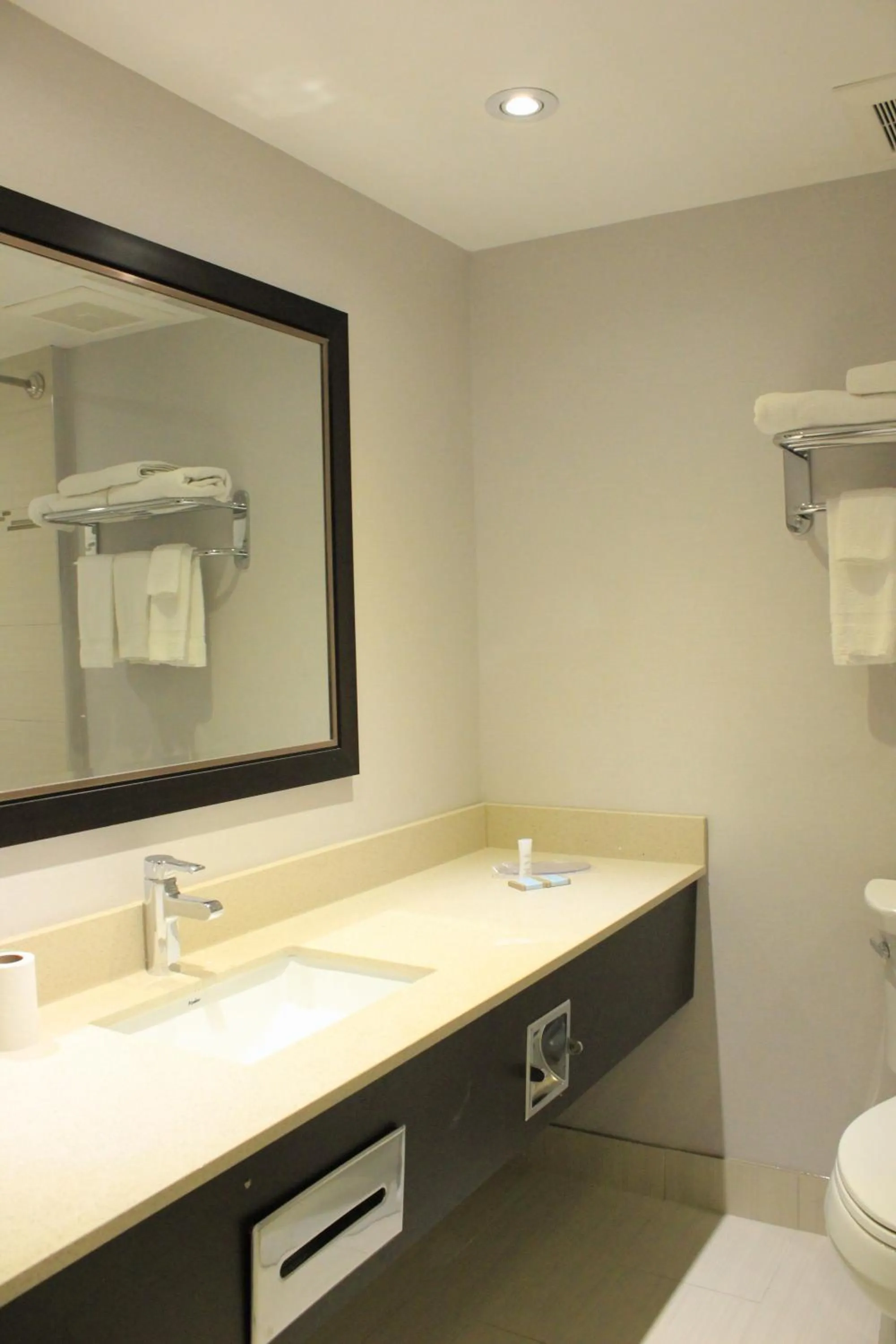 Bathroom in Travelodge by Wyndham Cambridge - Waterloo