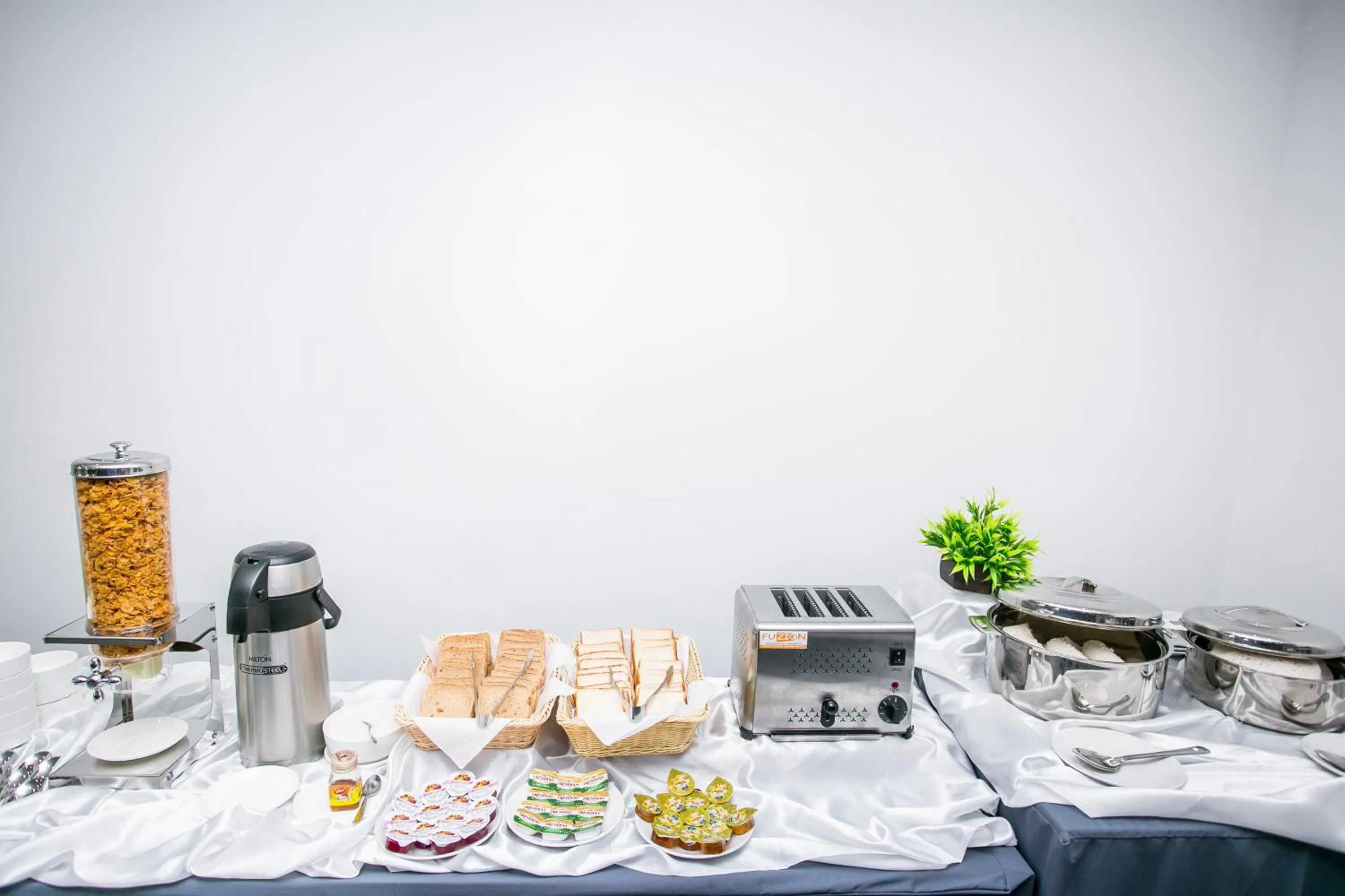 Restaurant/places to eat in Sapphire Club Metro