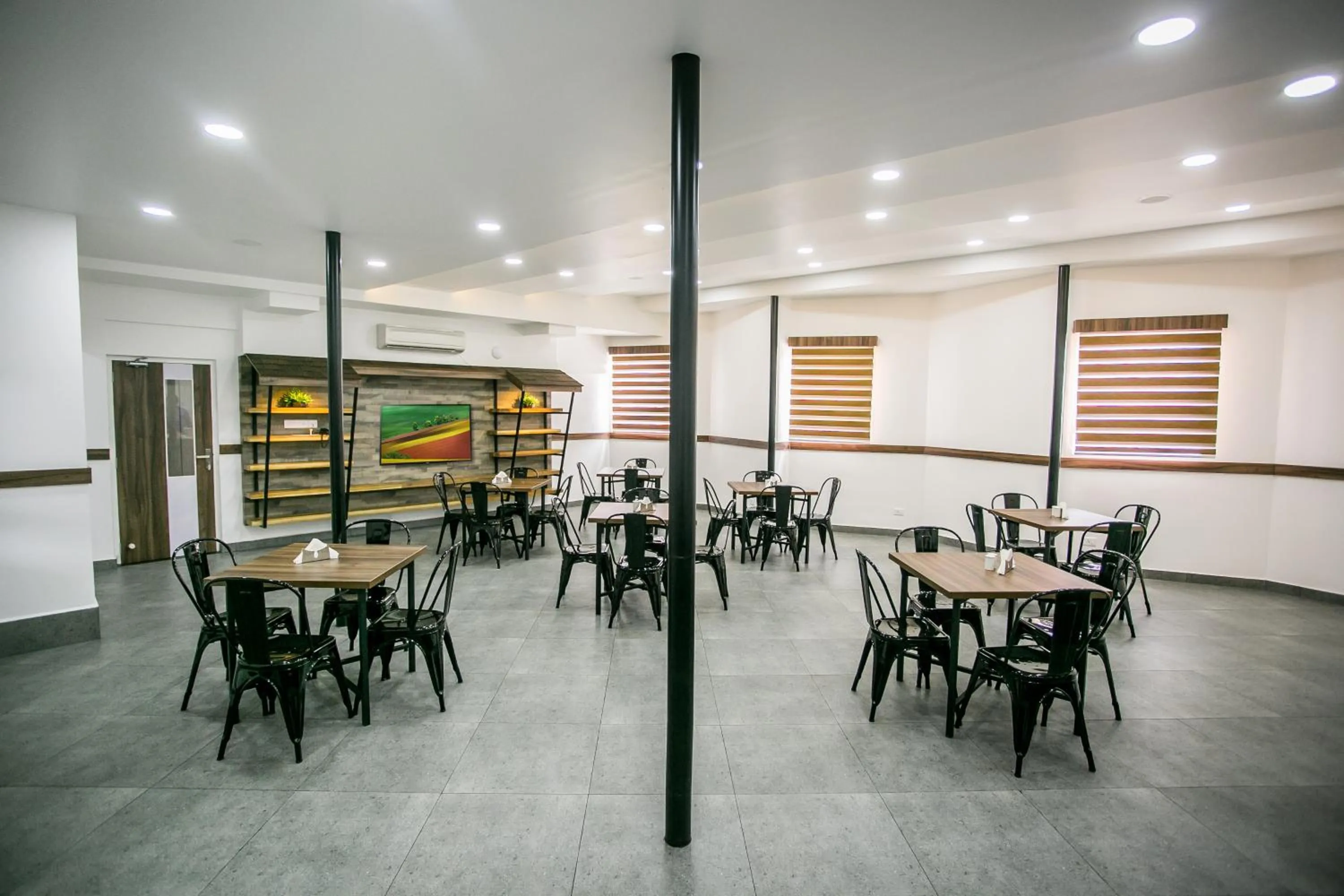 Restaurant/places to eat in Sapphire Club Metro