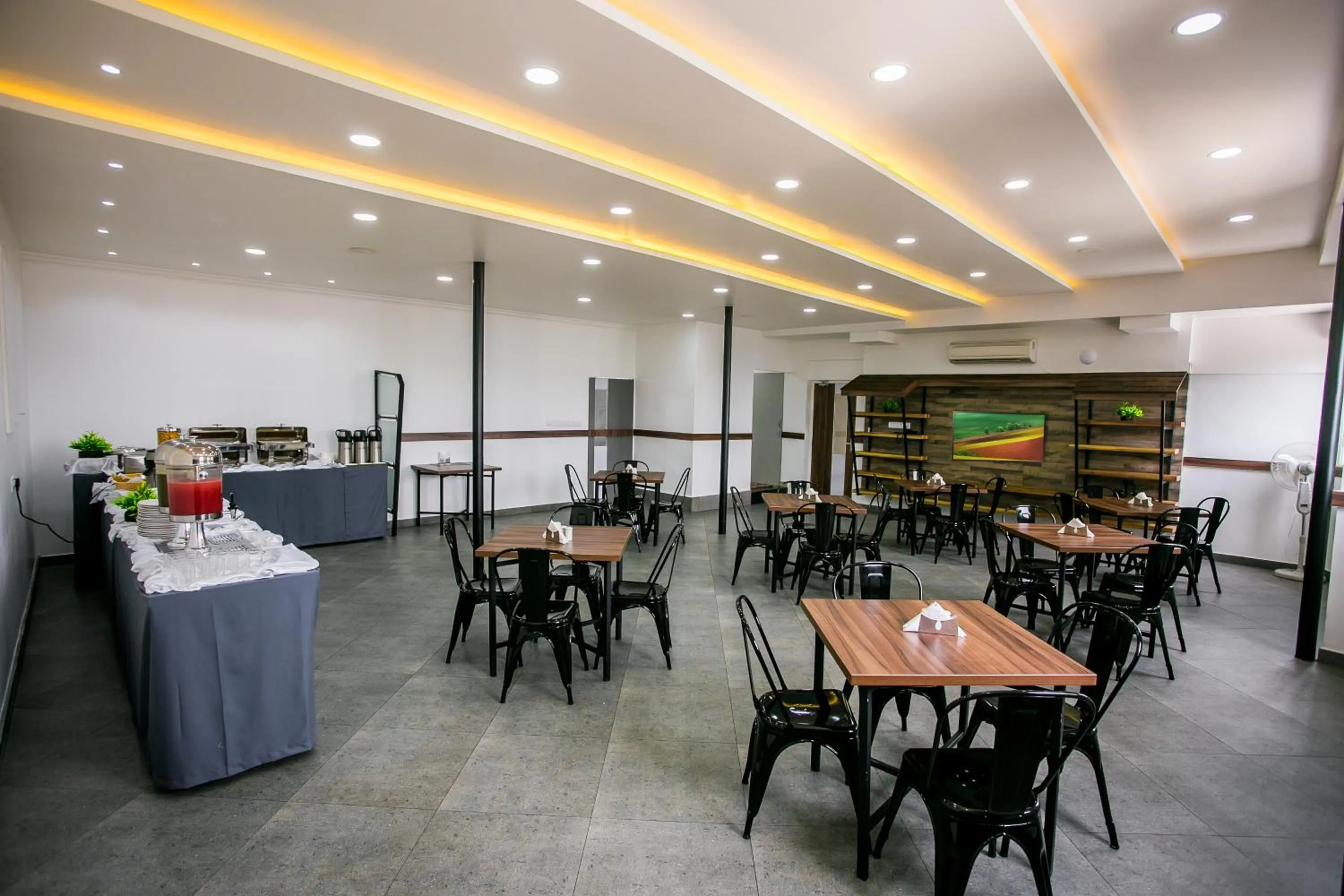 Restaurant/places to eat in Sapphire Club Metro