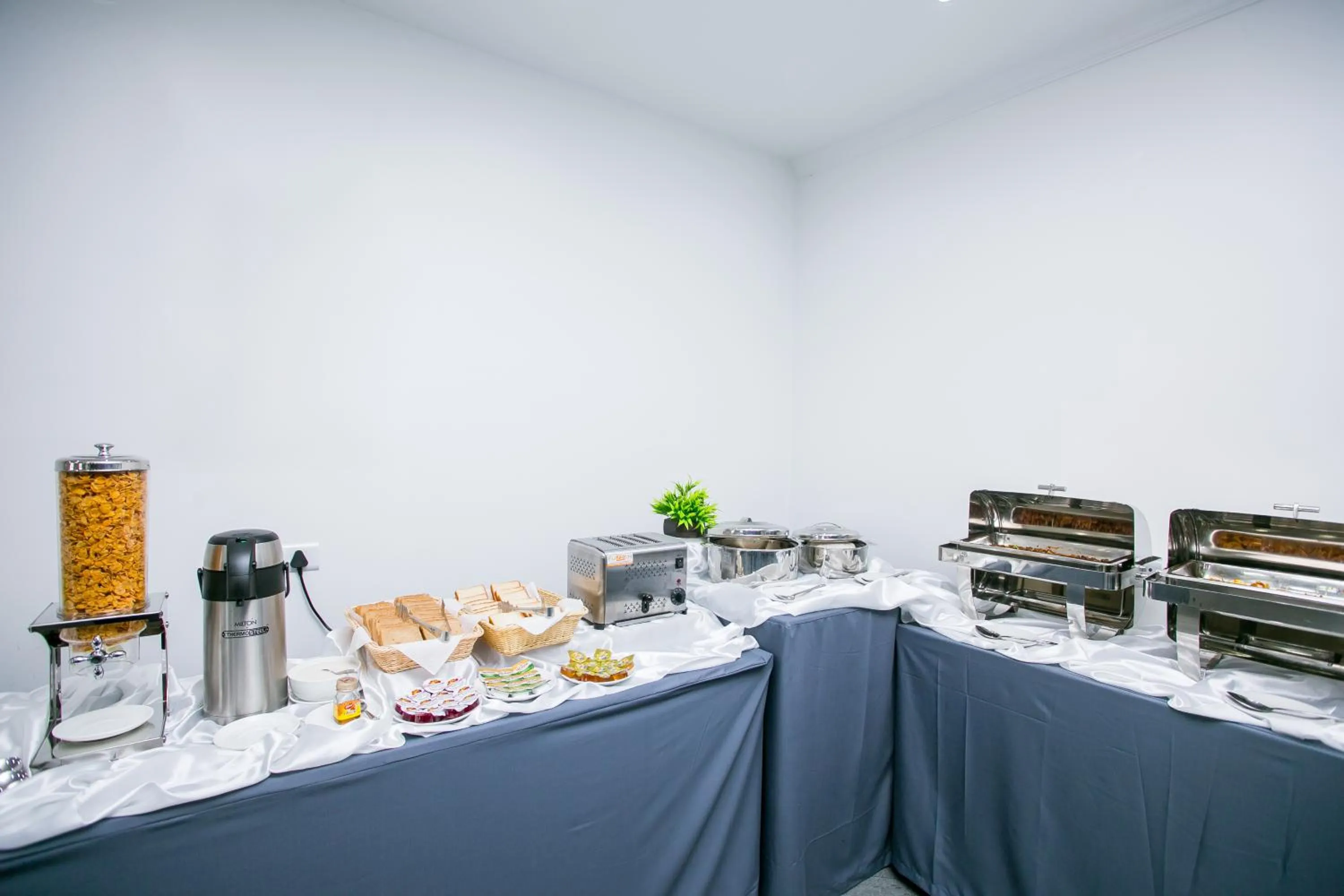 Restaurant/places to eat in Sapphire Club Metro