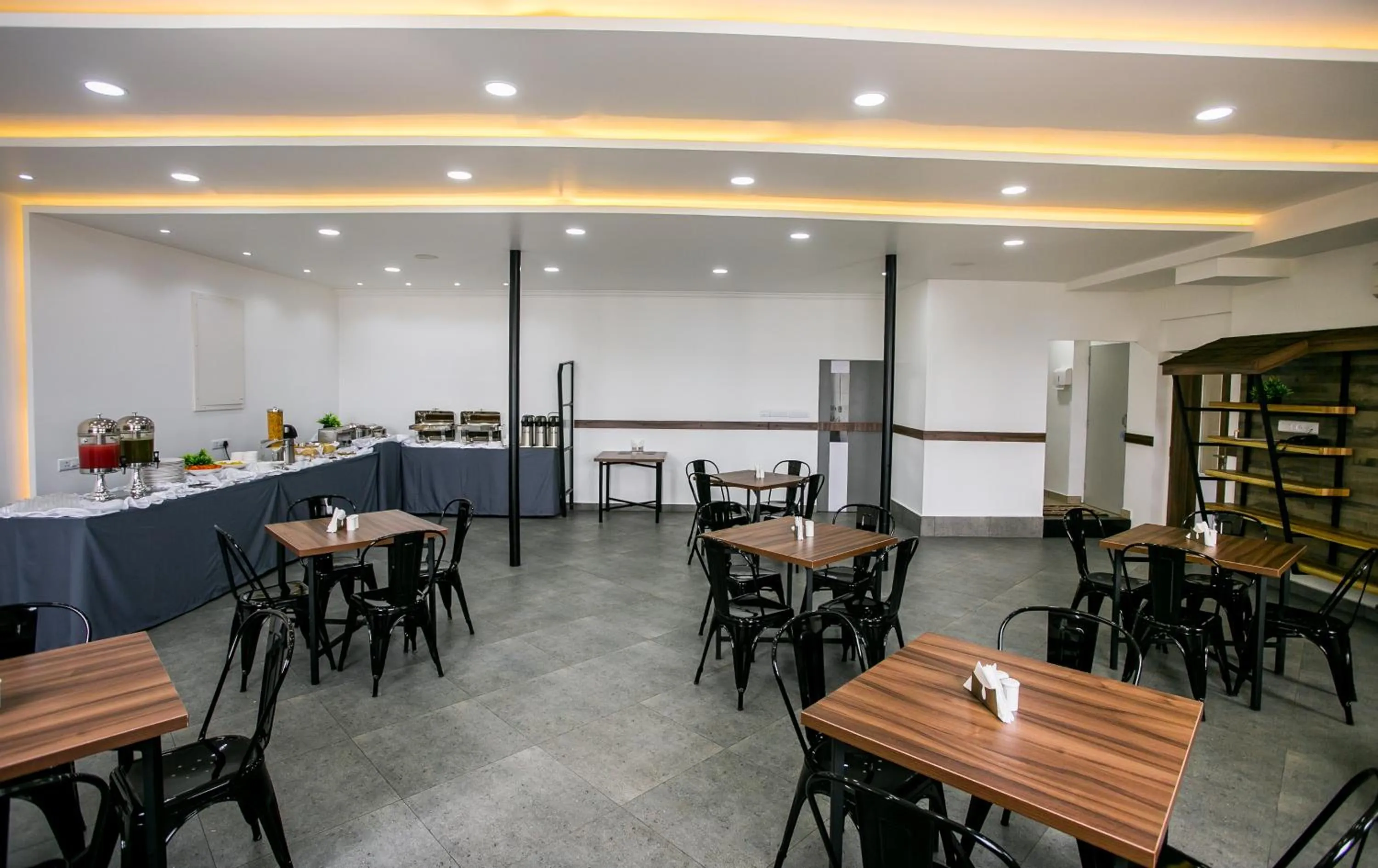 Restaurant/places to eat in Sapphire Club Metro