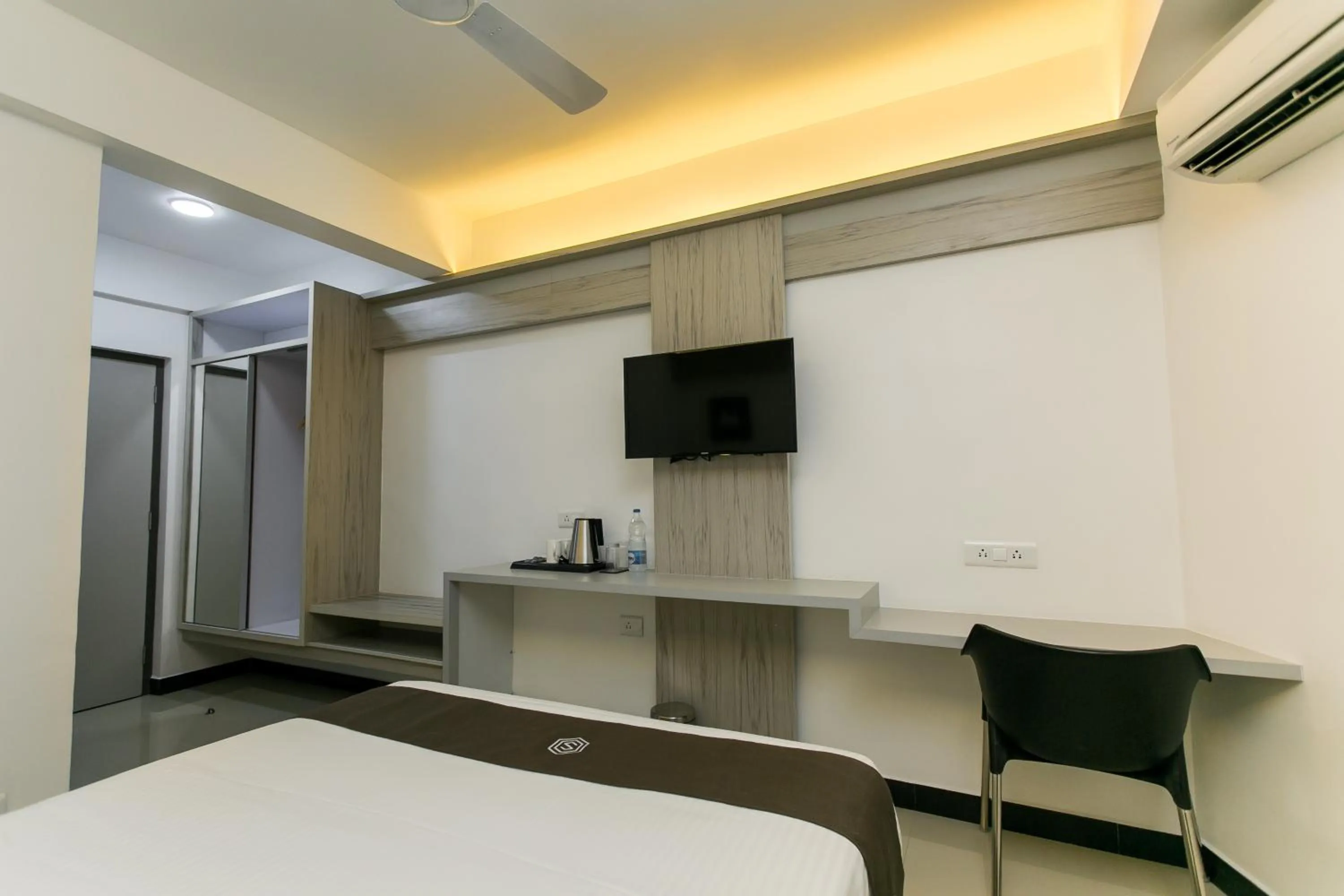 Shower, Bed in Sapphire Club Metro