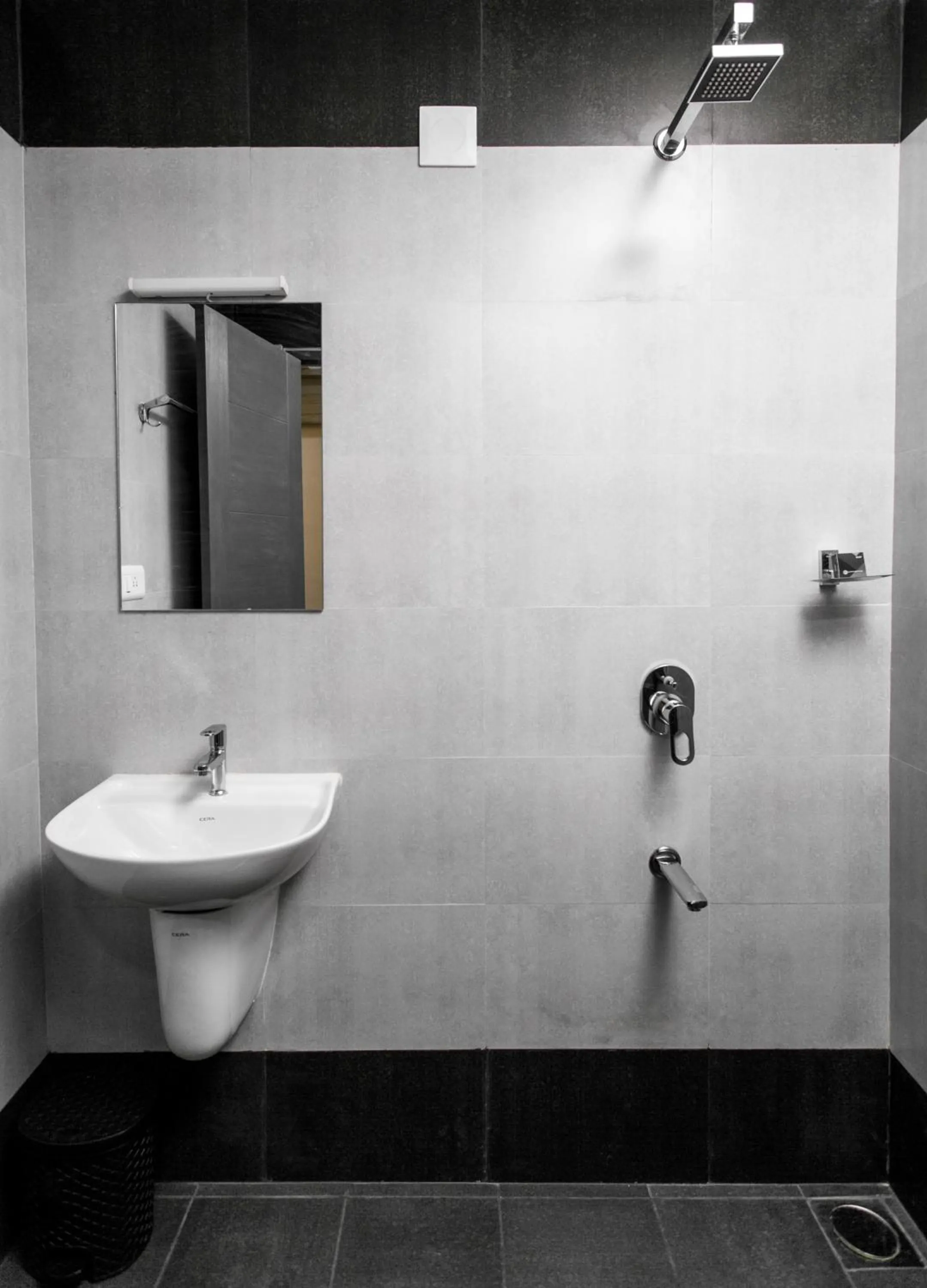 Shower in Sapphire Club Metro