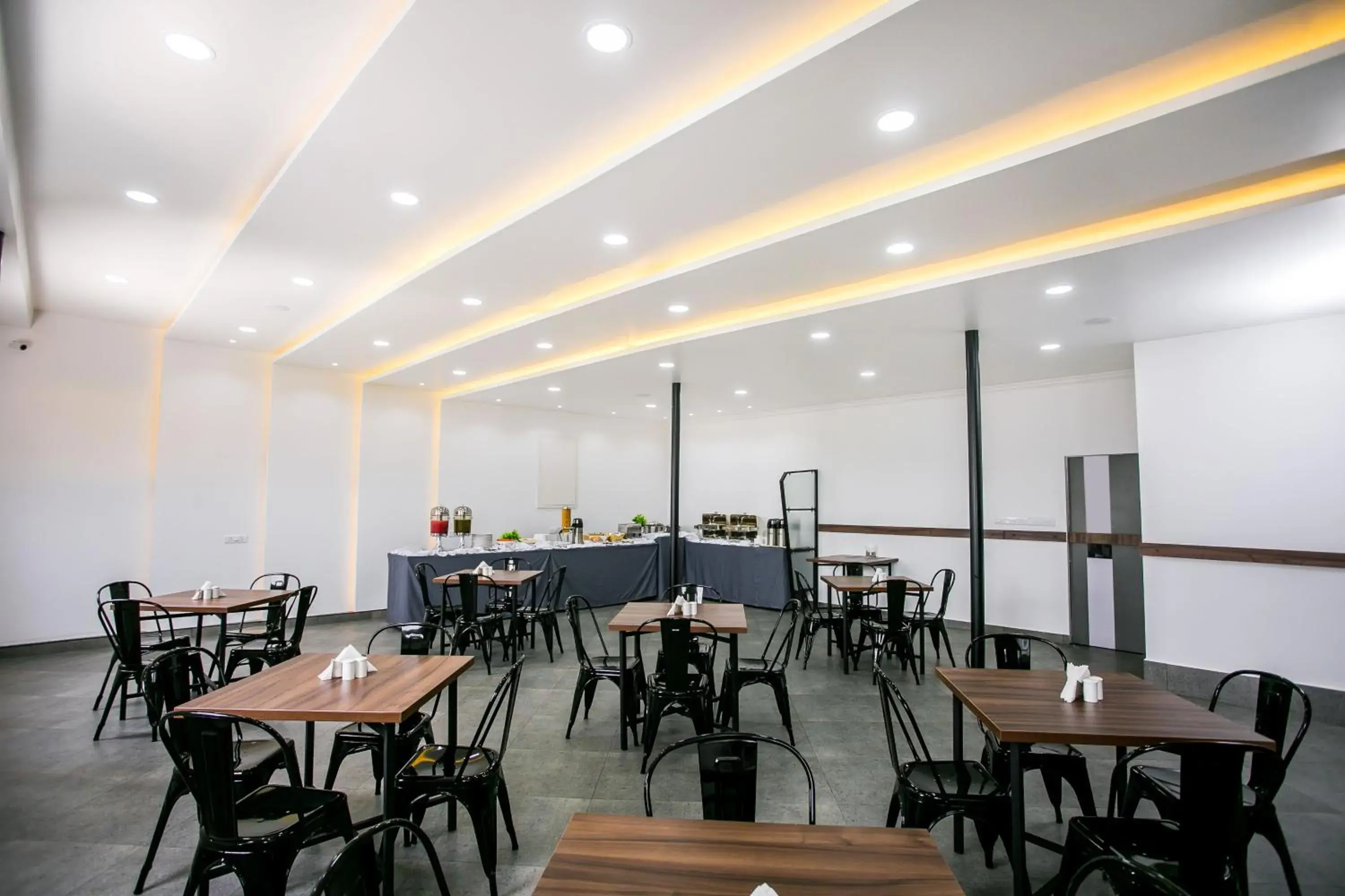 Restaurant/places to eat in Sapphire Club Metro Restaurant/places to eat in Sapphire Club Metro