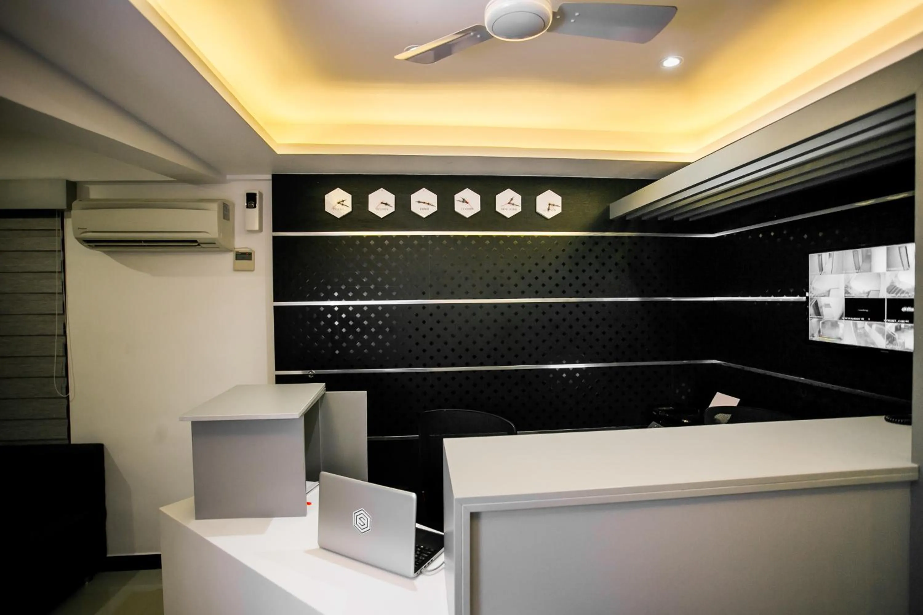 Facade/entrance in Sapphire Club Metro