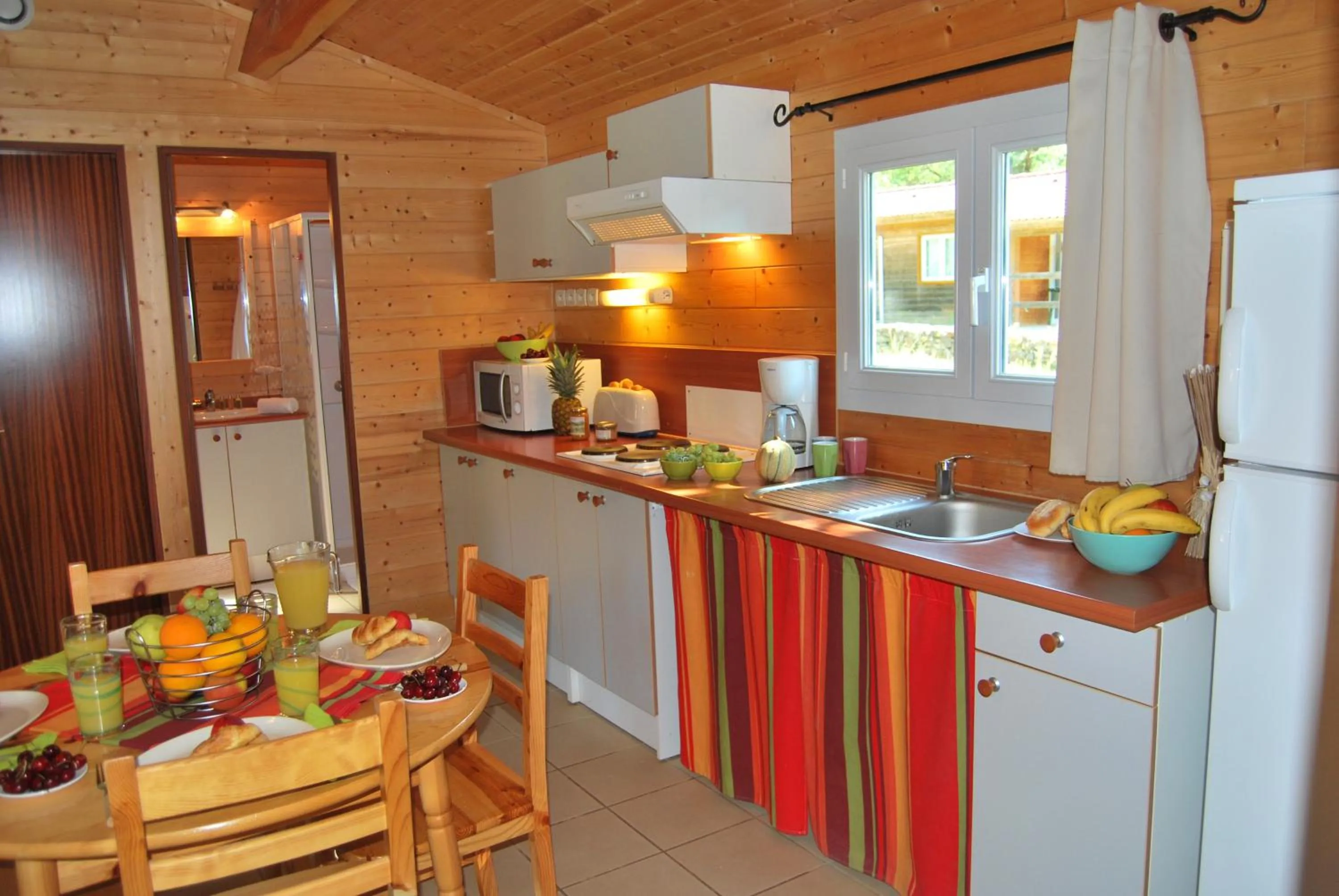 Kitchen or kitchenette in Lagrange Grand Bleu Vacances - Residence Les Ségalières
