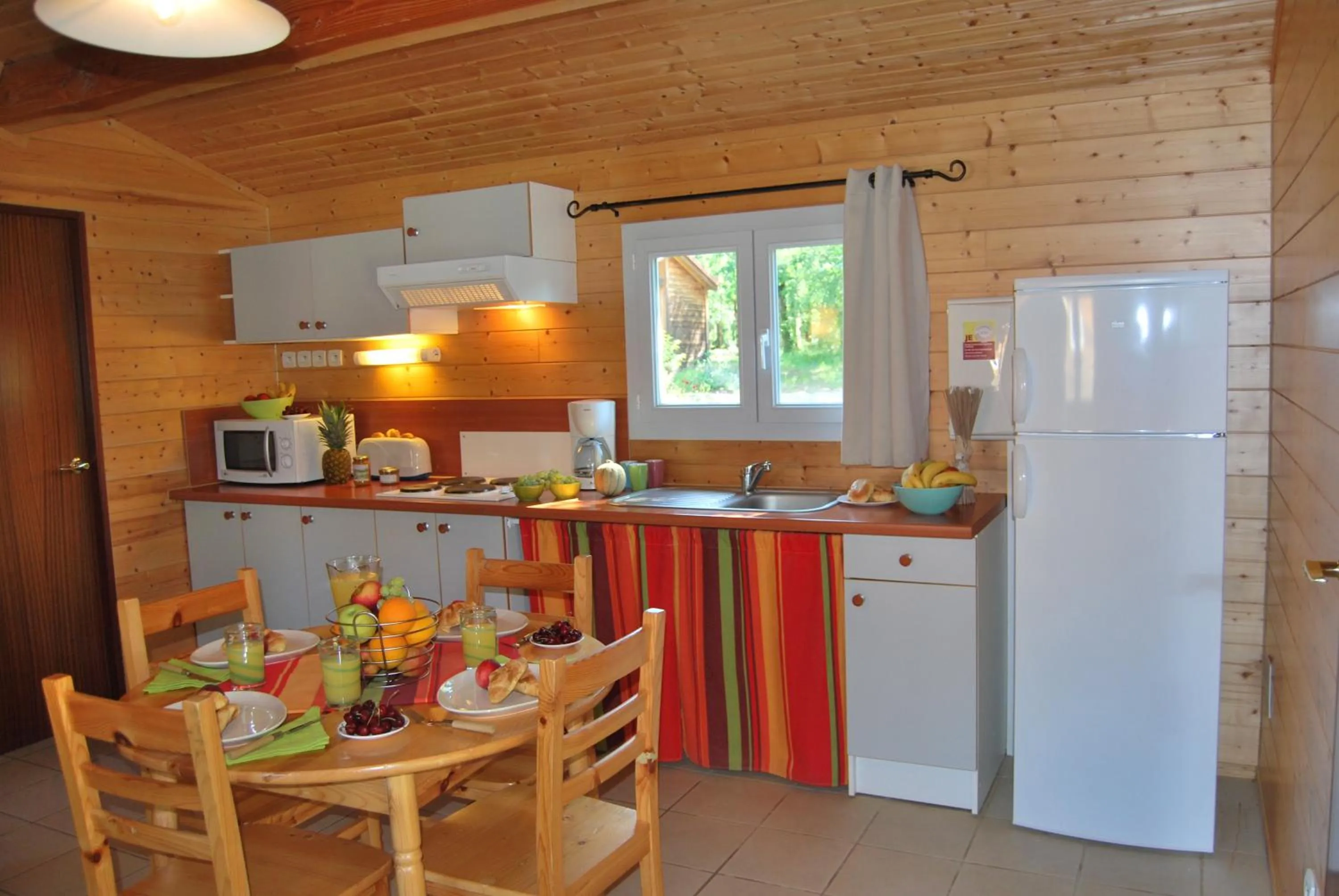 Kitchen or kitchenette in Lagrange Grand Bleu Vacances - Residence Les Ségalières
