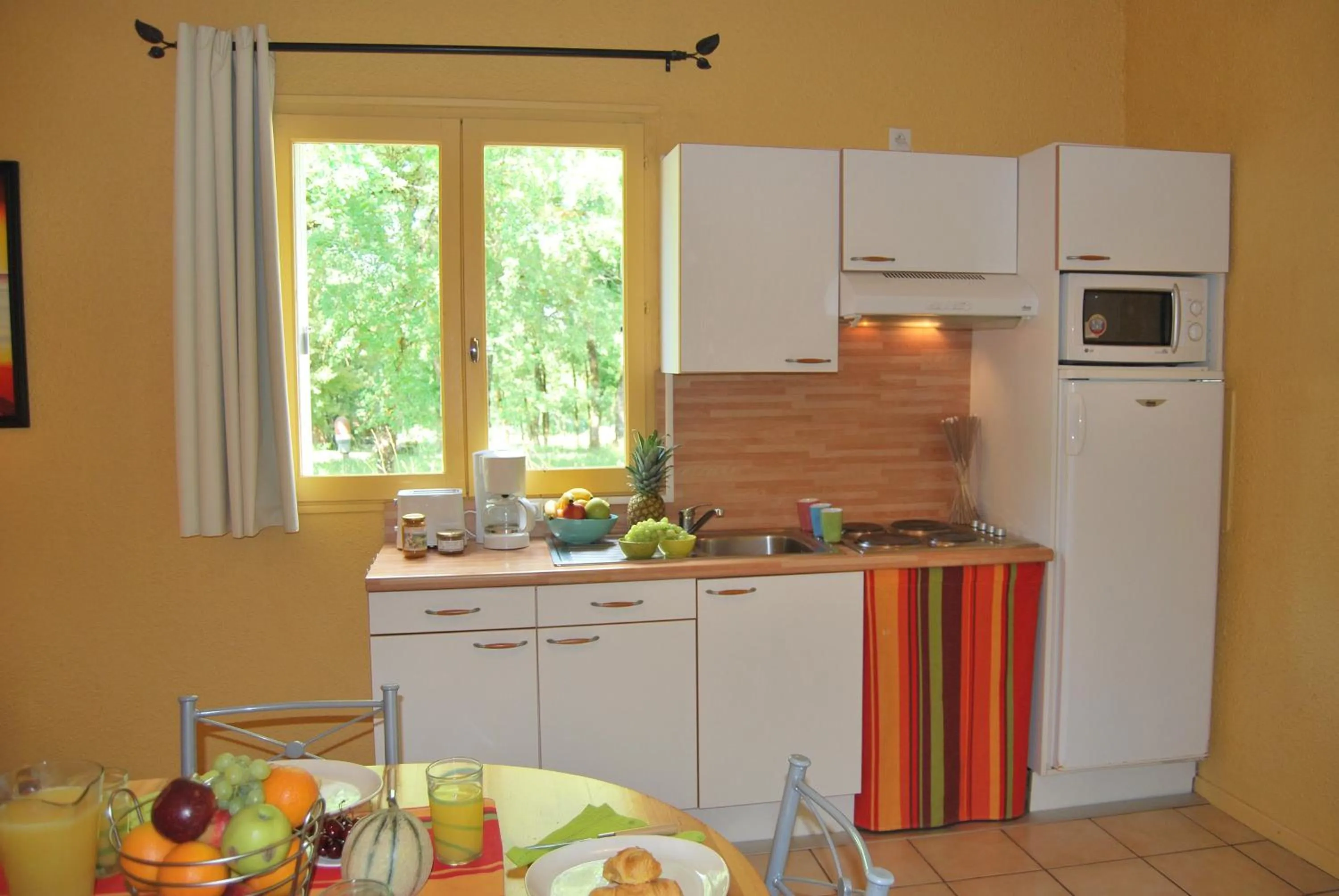 Kitchen or kitchenette in Lagrange Grand Bleu Vacances - Residence Les Ségalières
