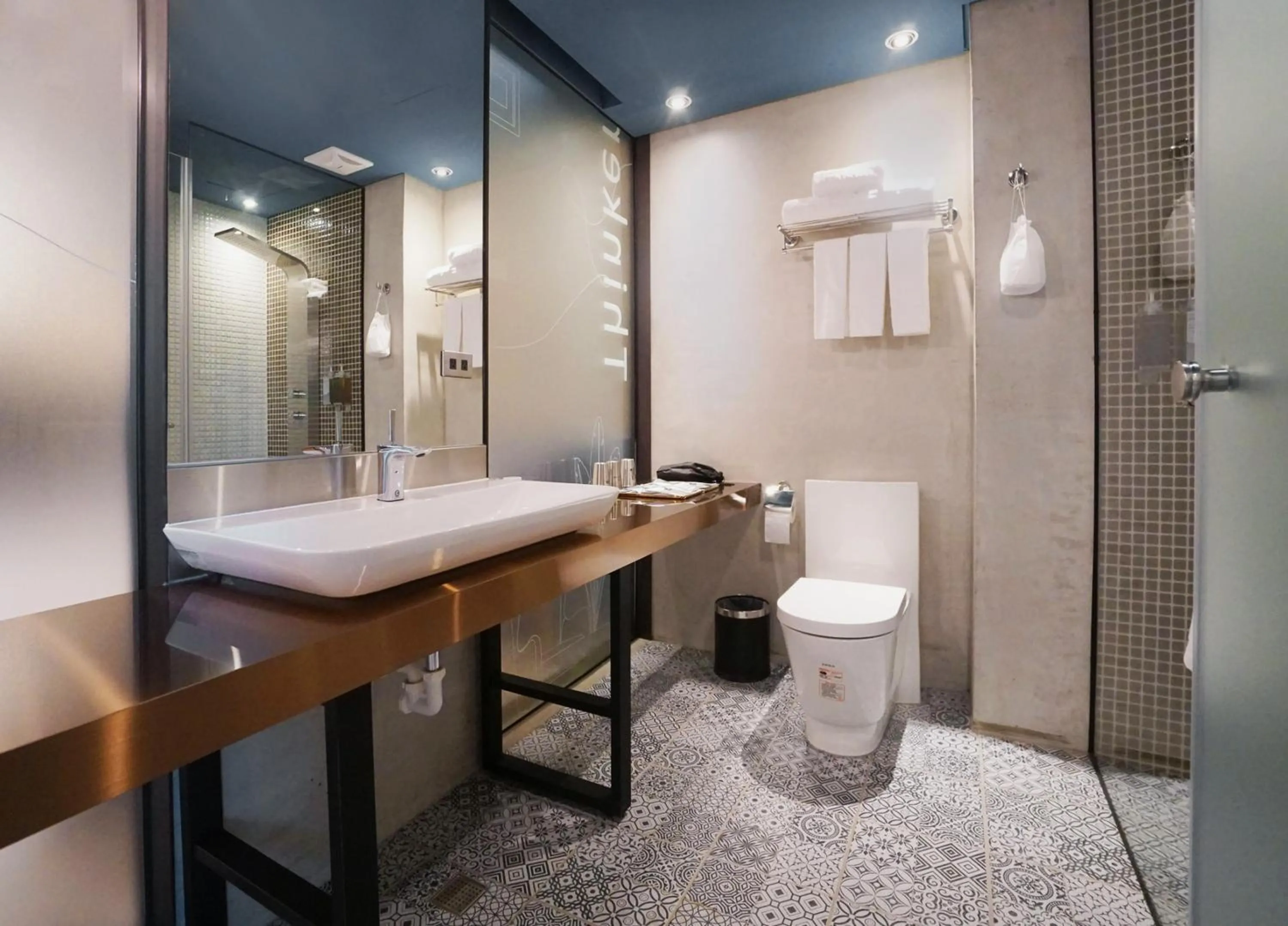 Shower in Thinker Hotel