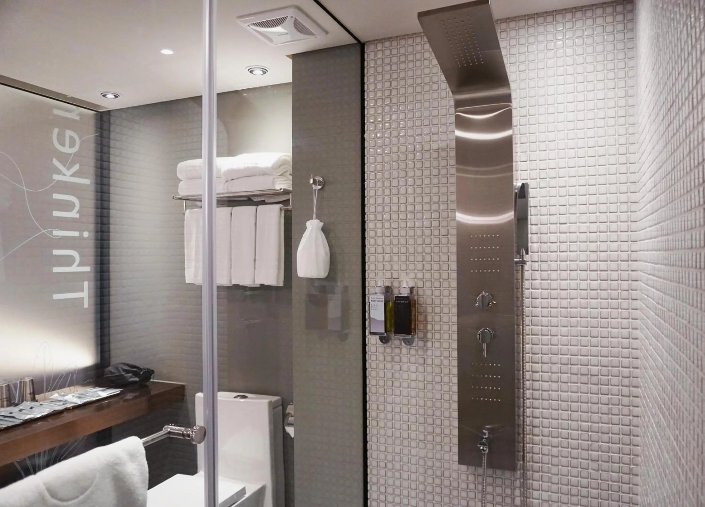 Shower in Thinker Hotel