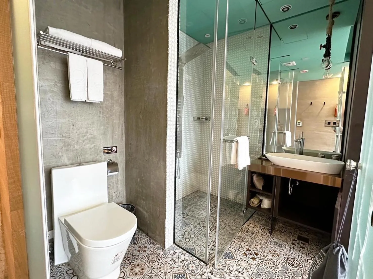 Shower in Thinker Hotel