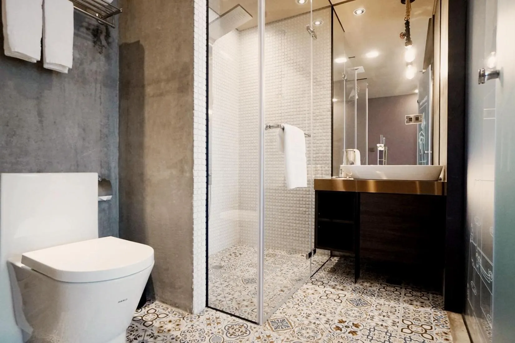 Shower in Thinker Hotel