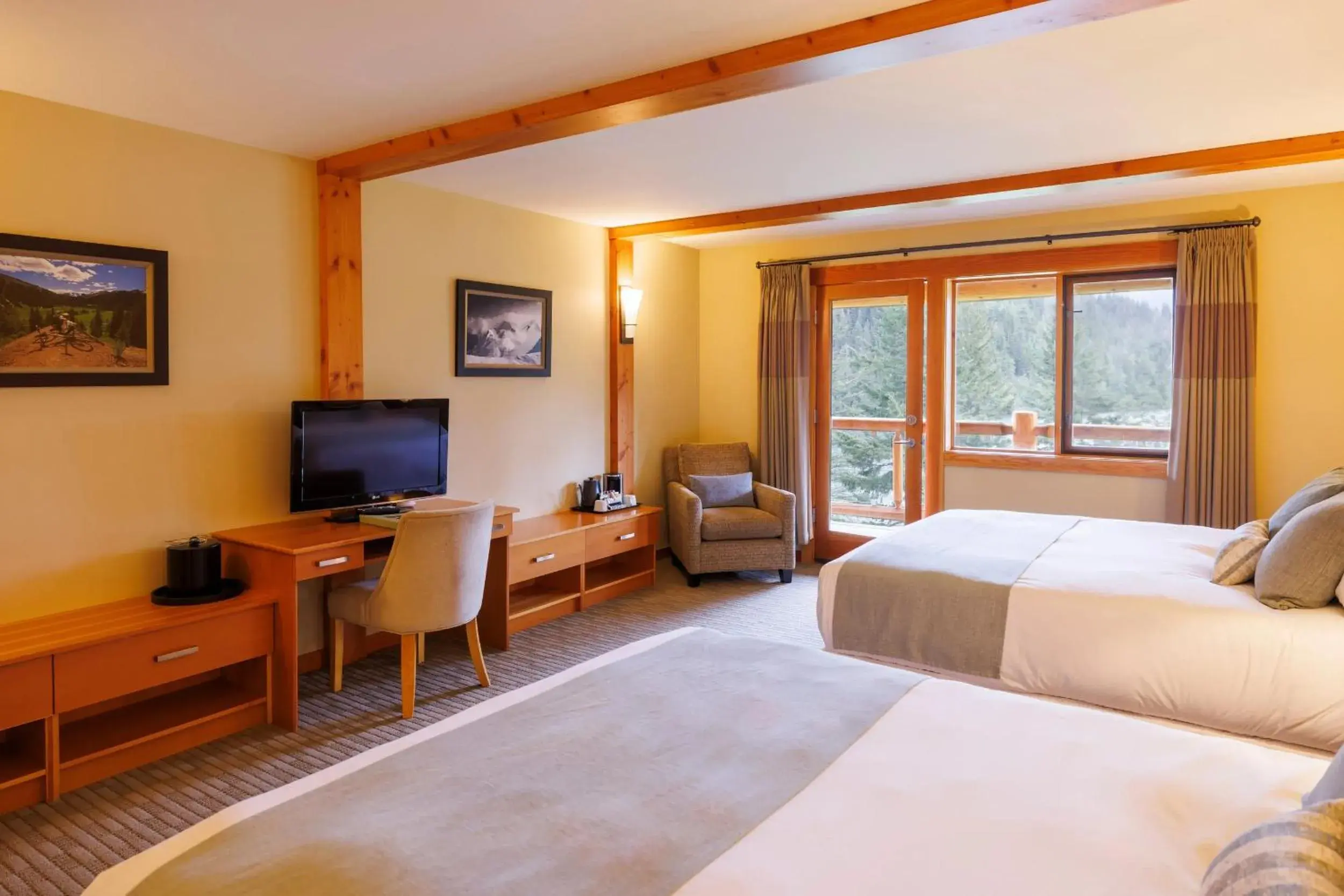 Superior Queen Room with Two Queen Beds with Lake View in Tyax Lodge & Heliskiing Superior Queen Room with Two Queen Beds with Lake View in Tyax Lodge & Heliskiing
