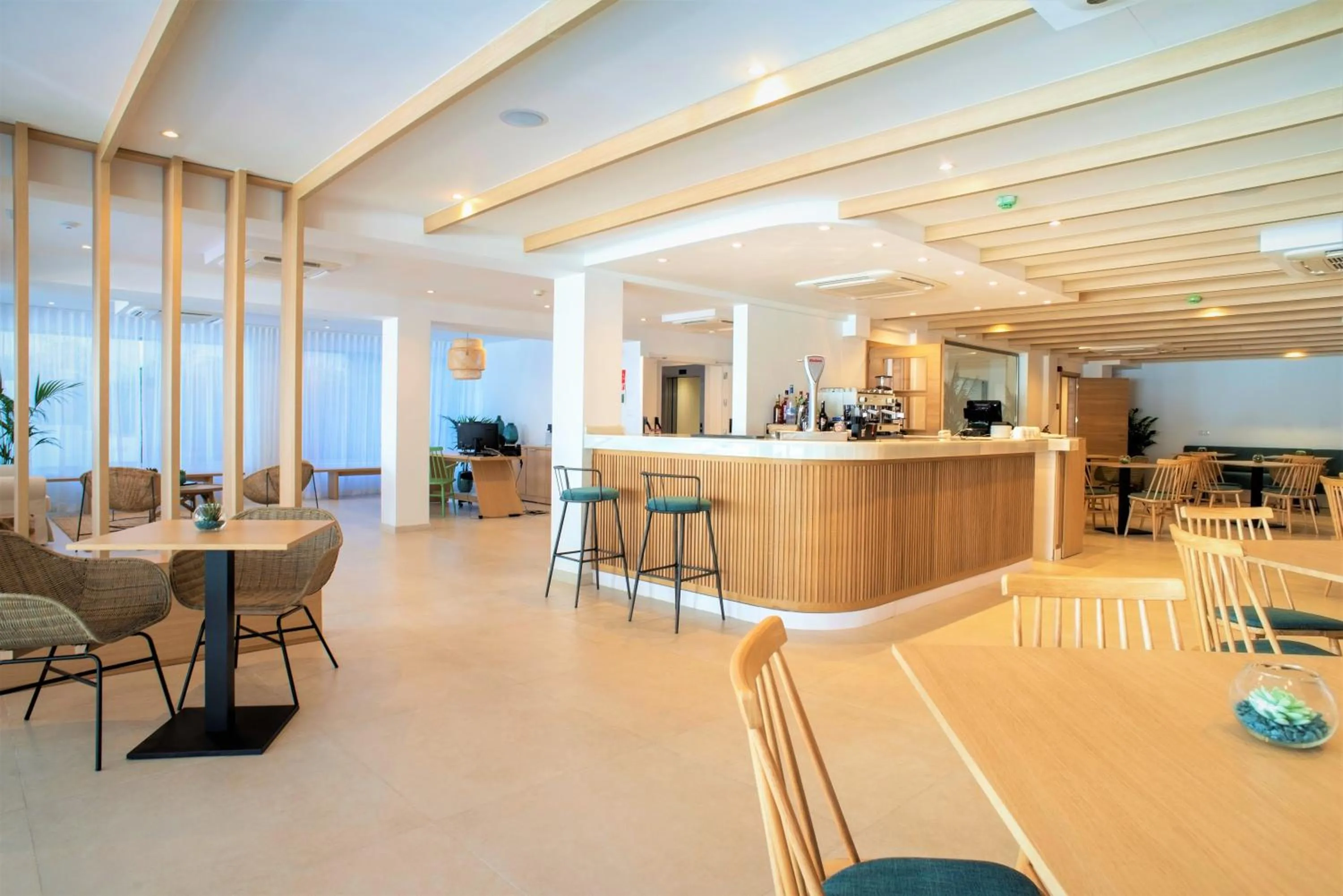 Restaurant/places to eat in Hotel Seasun Aniram