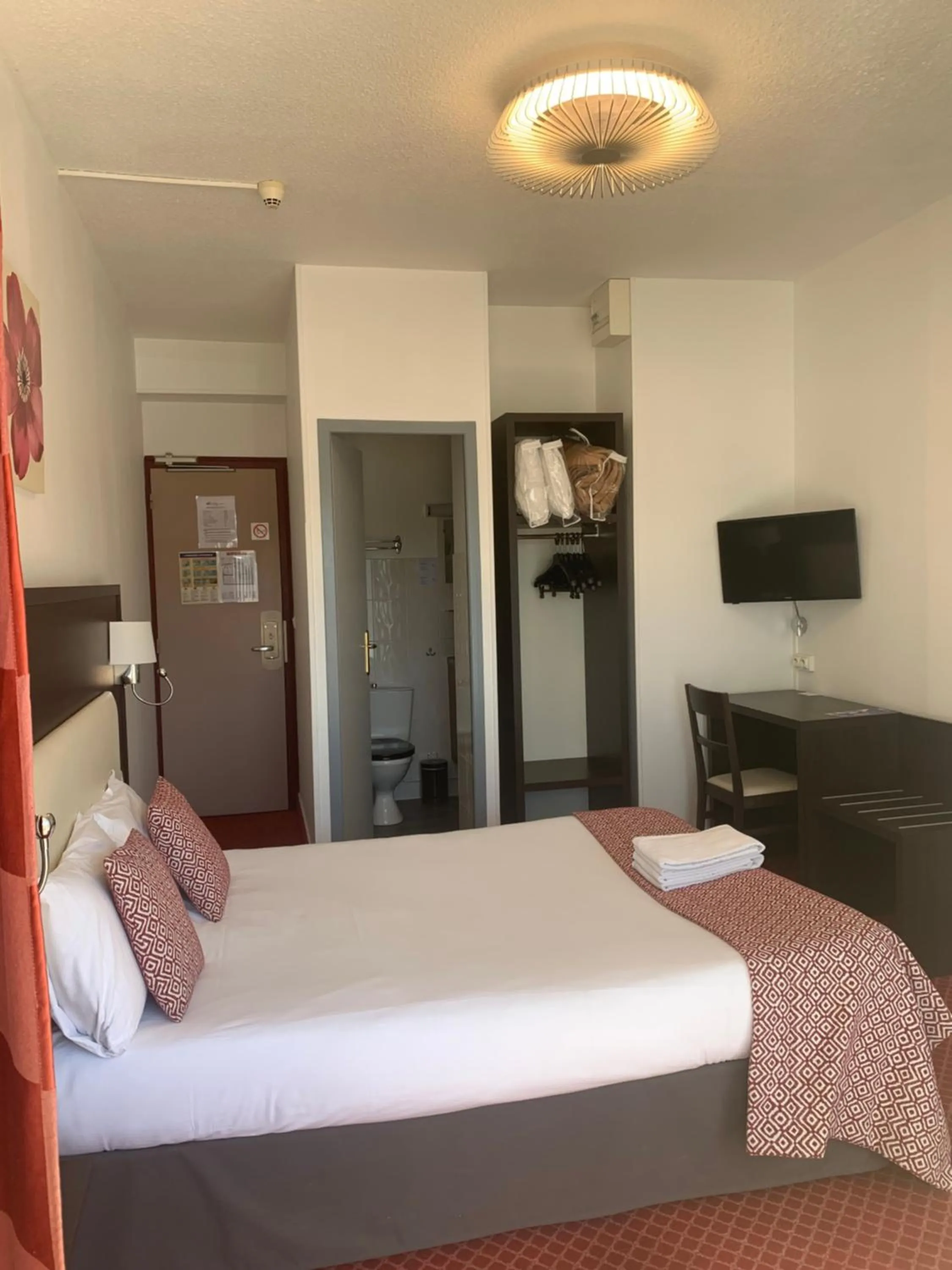 Bed in Brit Hotel Bleu Nuit