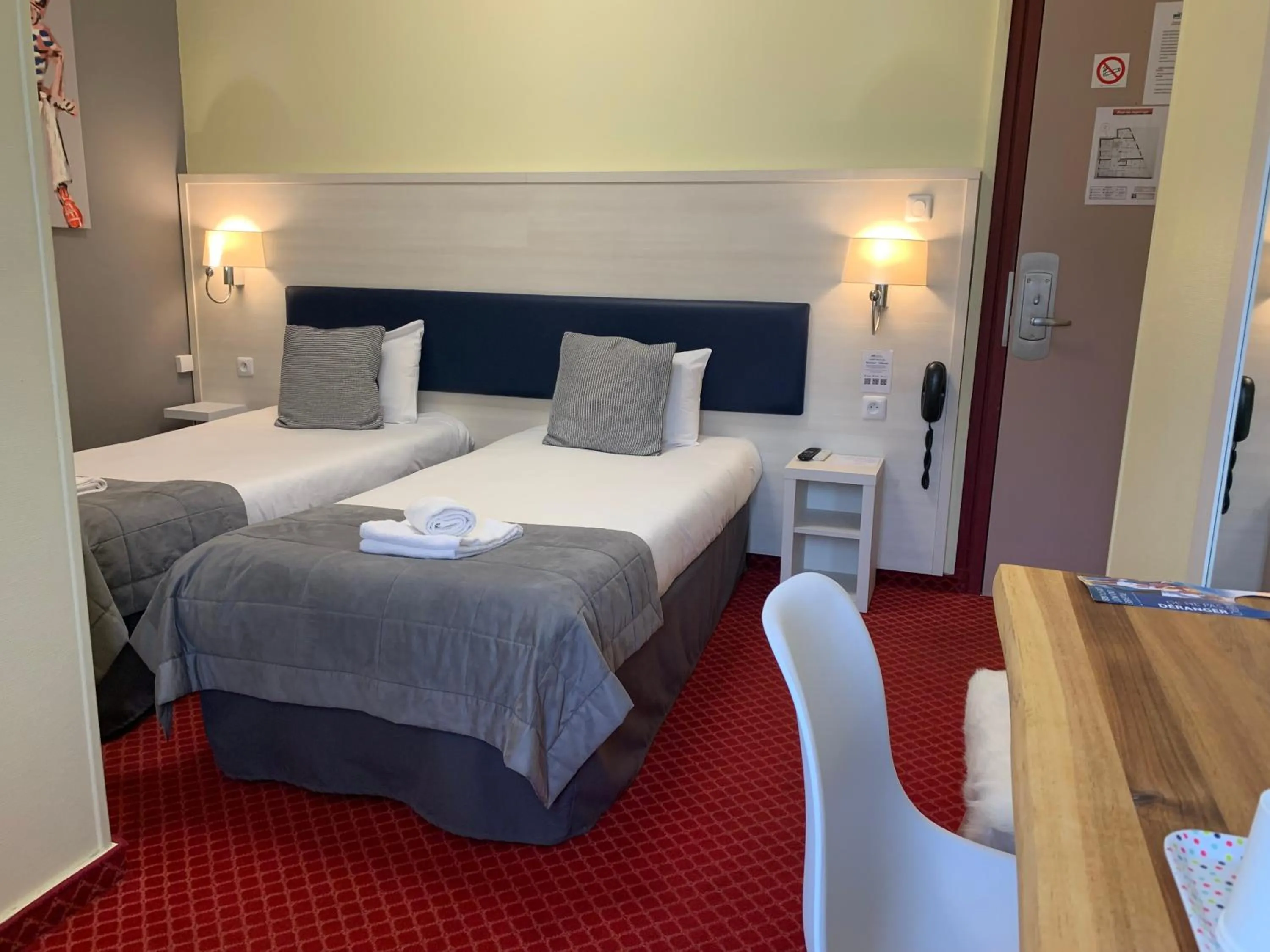 Bed in Brit Hotel Bleu Nuit