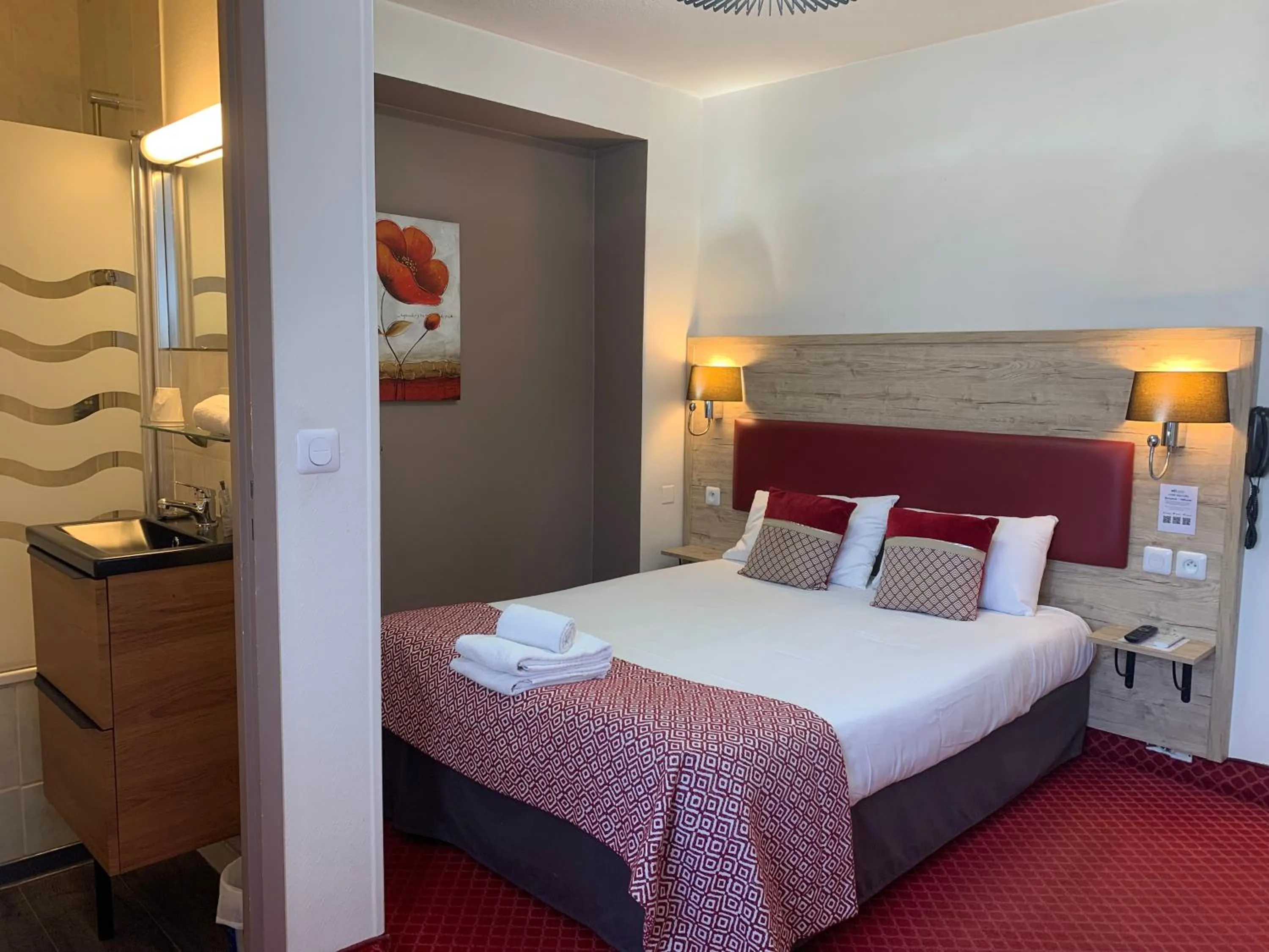 Bed in Brit Hotel Bleu Nuit