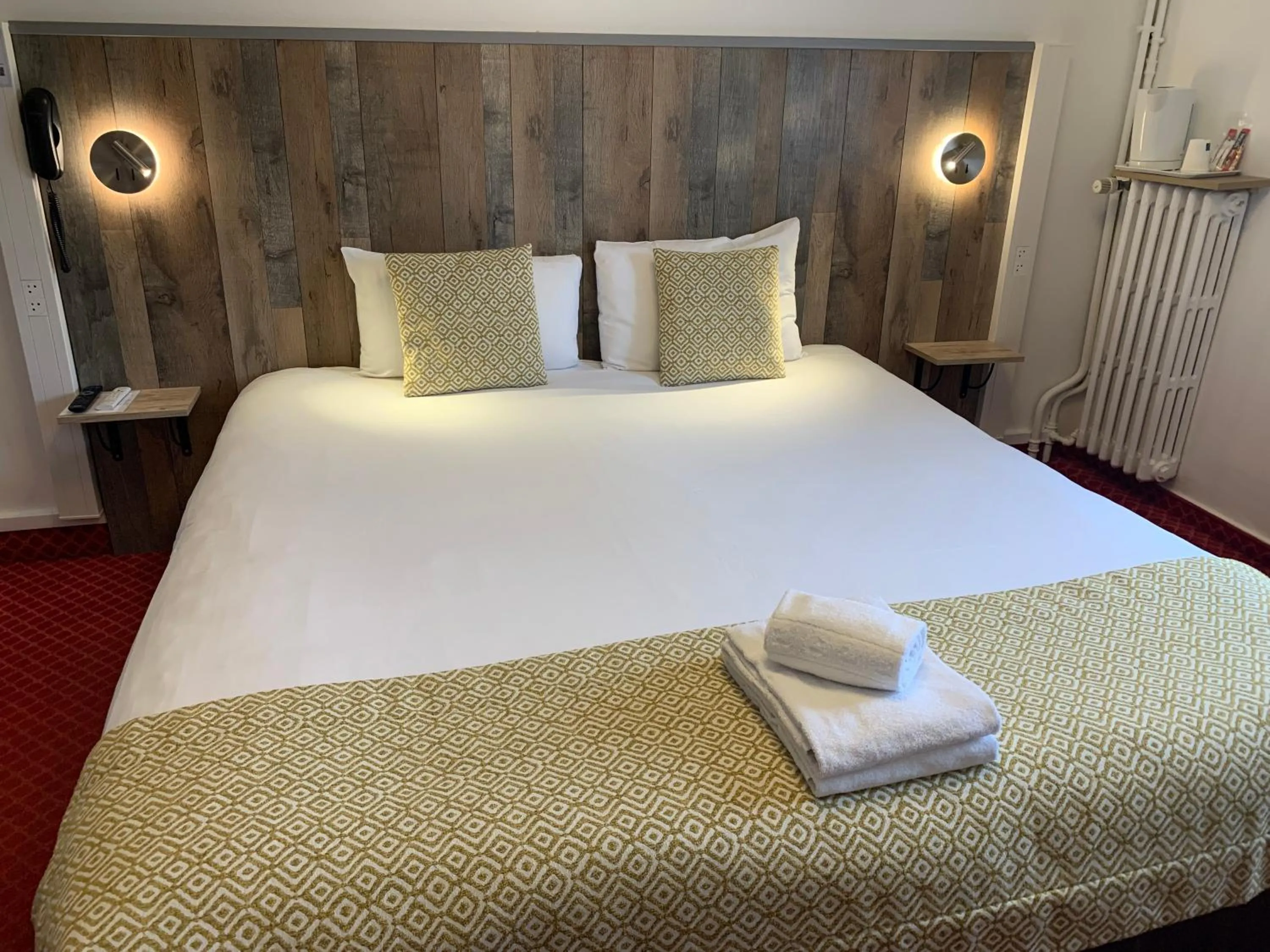 Bed in Brit Hotel Bleu Nuit