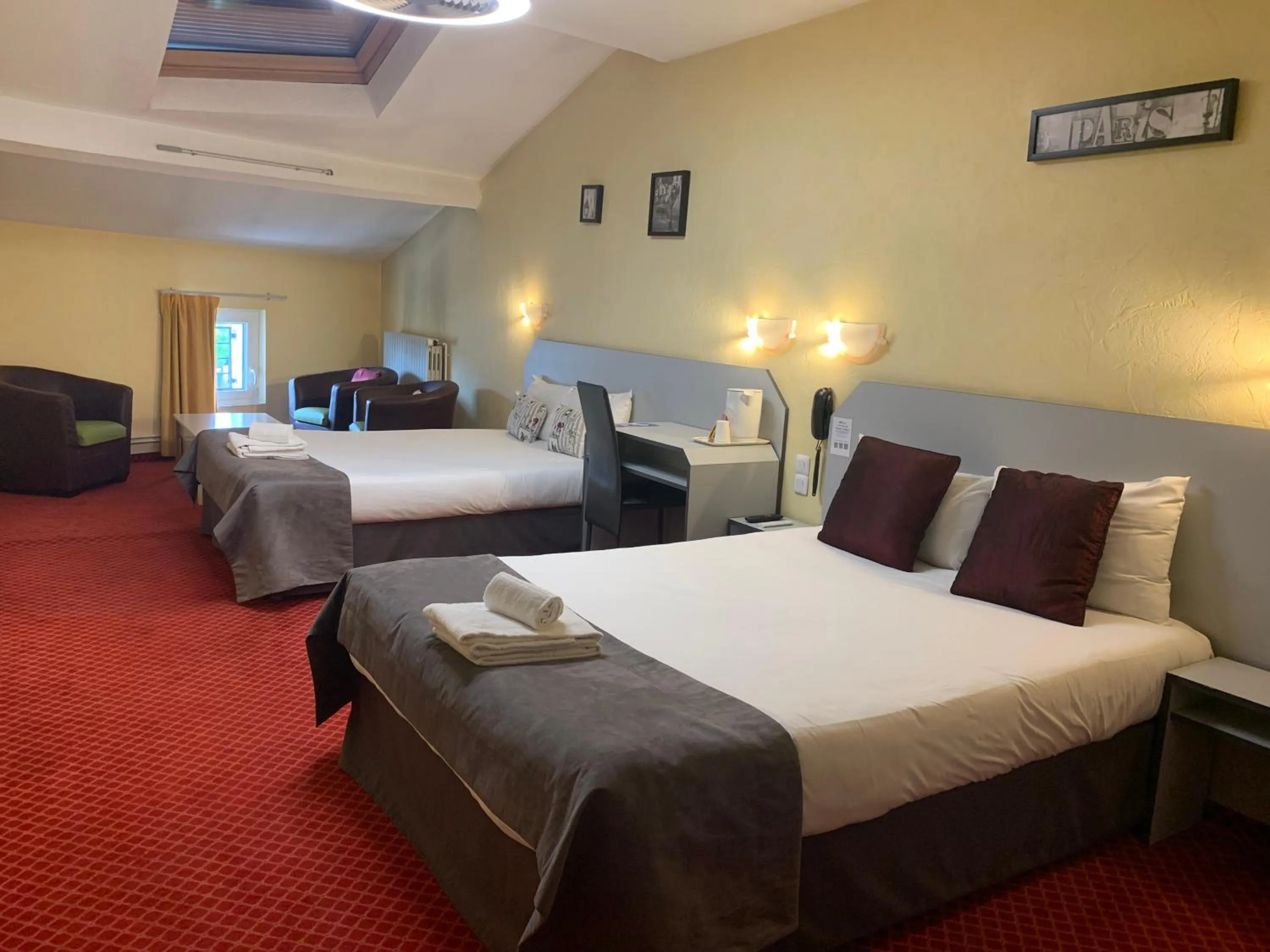 Bed in Brit Hotel Bleu Nuit