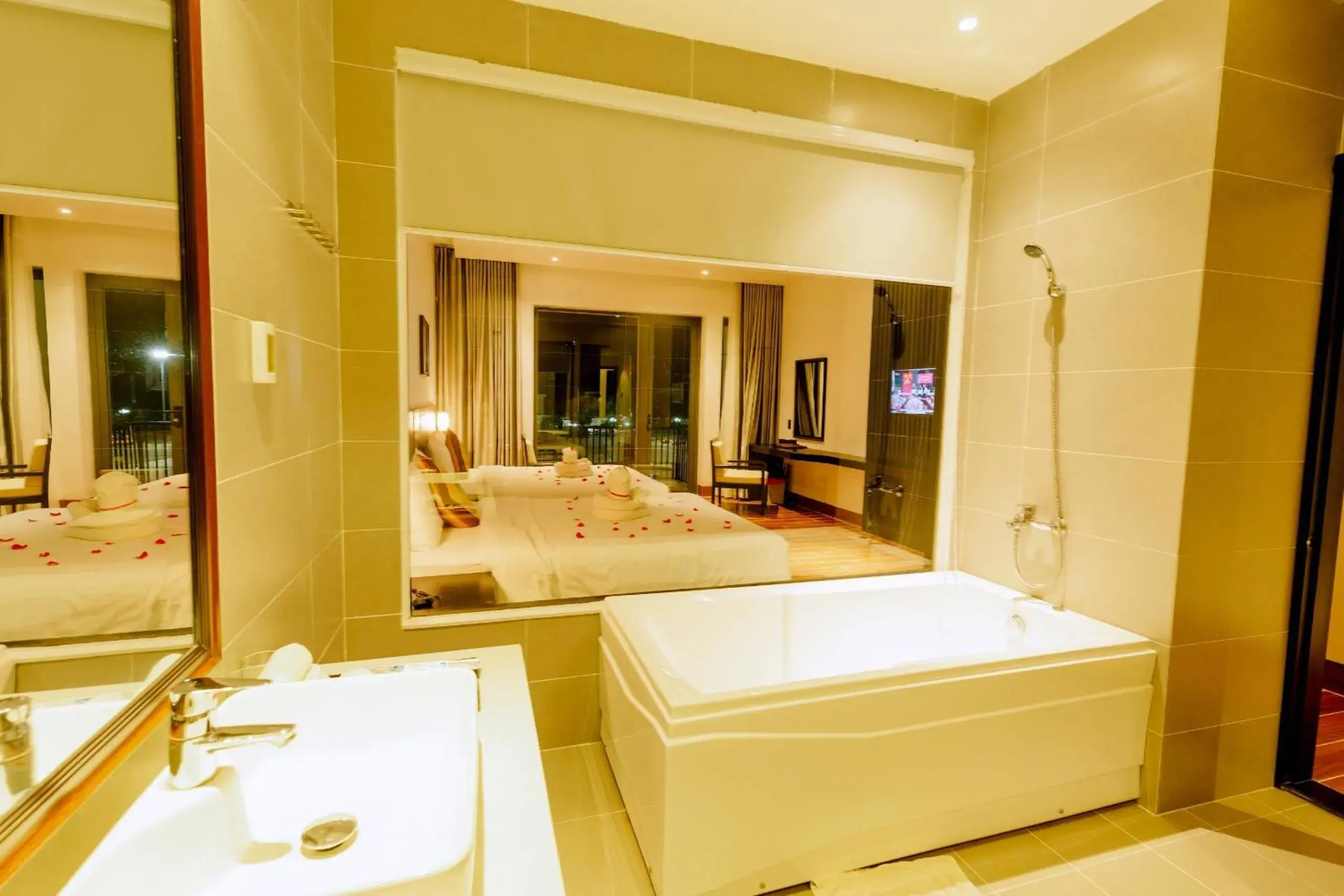 Shower, Bed in Ly Son Pearl Island Hotel & Resort Shower, Bed in Ly Son Pearl Island Hotel & Resort