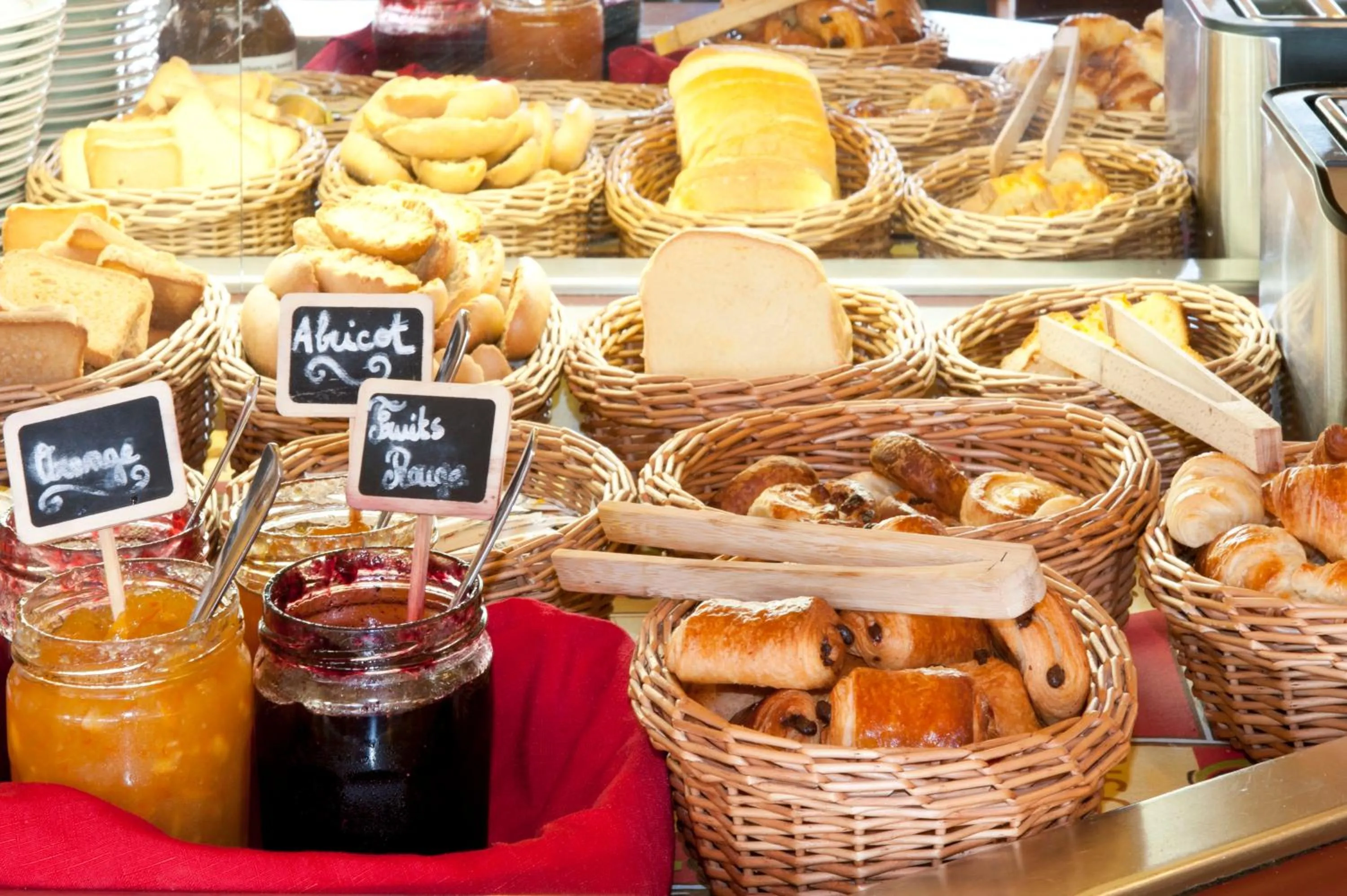 Buffet breakfast in The Originals City, Hôtel Mâcon Sud